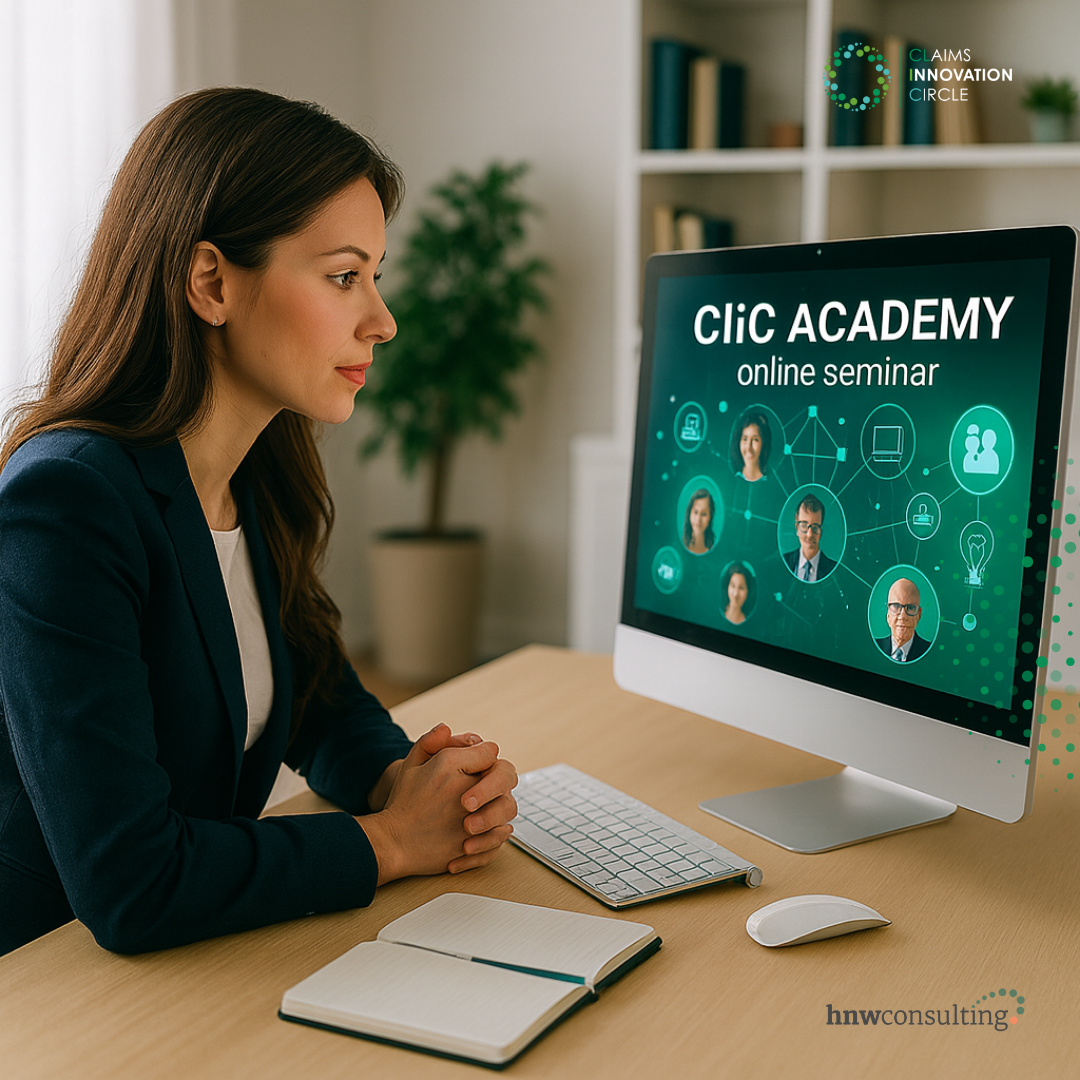 Mitarbeiterin einer Versicherung nimmt an einem Webinar teil und sitzt vor einem Bildschirm