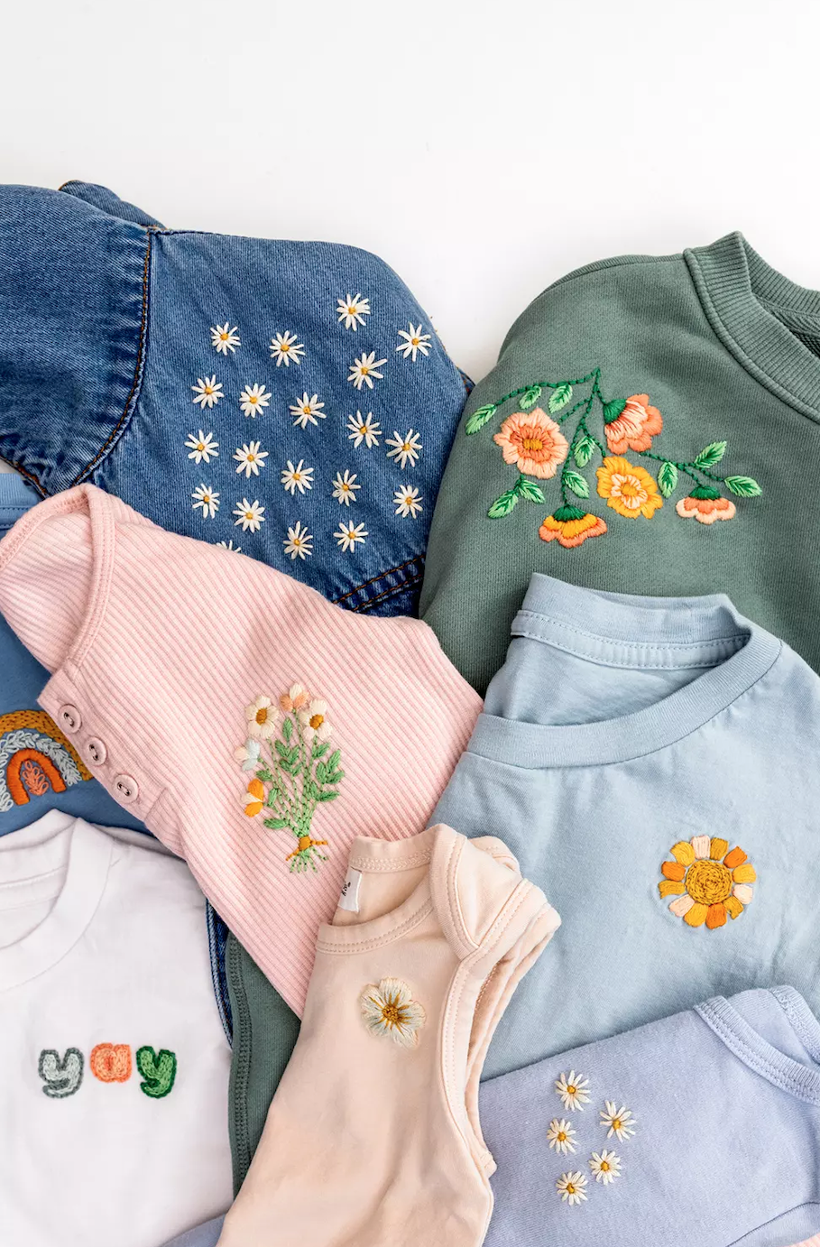 Capi per bambini decorati con ricami floreali