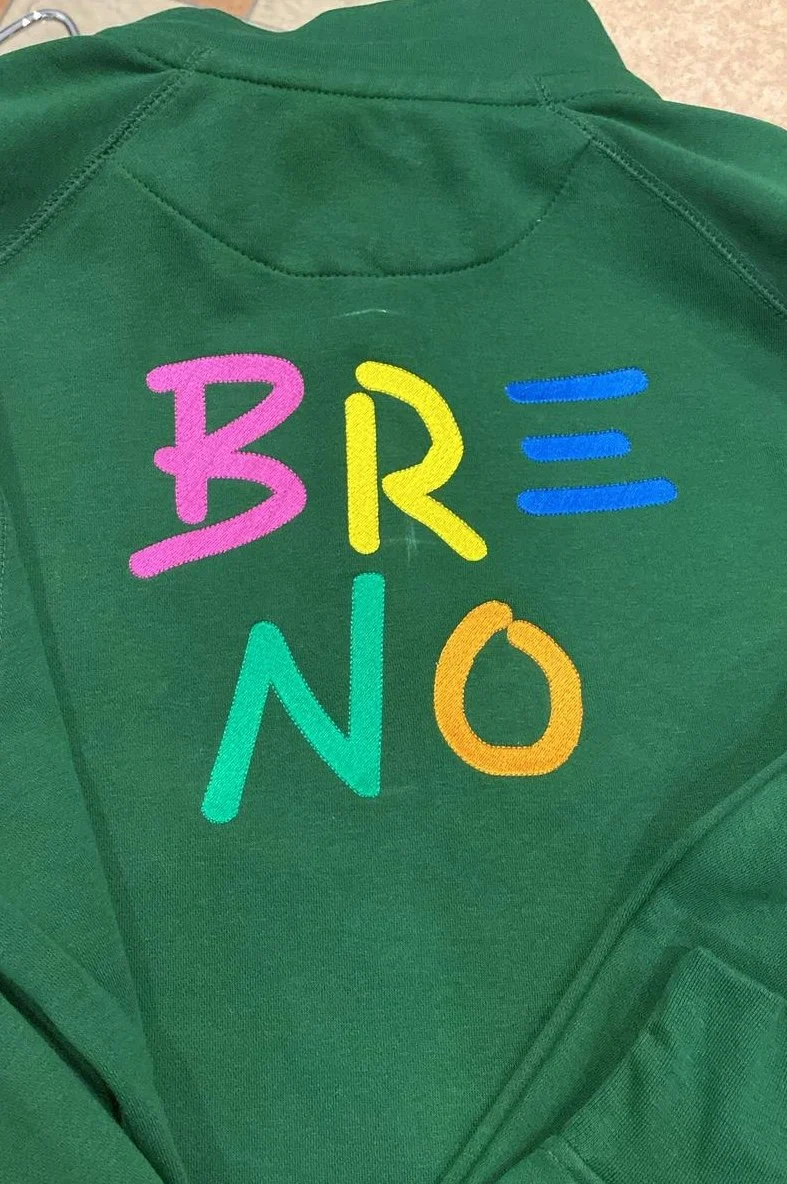 Stack di parti metalliche con fori e viti, probabilmente componenti industriali o meccaniche