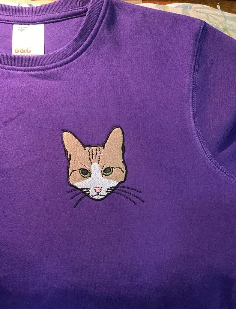 Vassoio in metallo con due scomparti di una macchina o di un elettrodomestico.