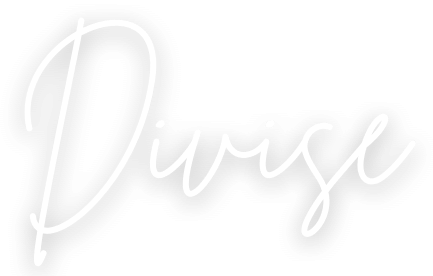 Scritta 'Divise' in stile calligrafico bianco su sfondo nero.