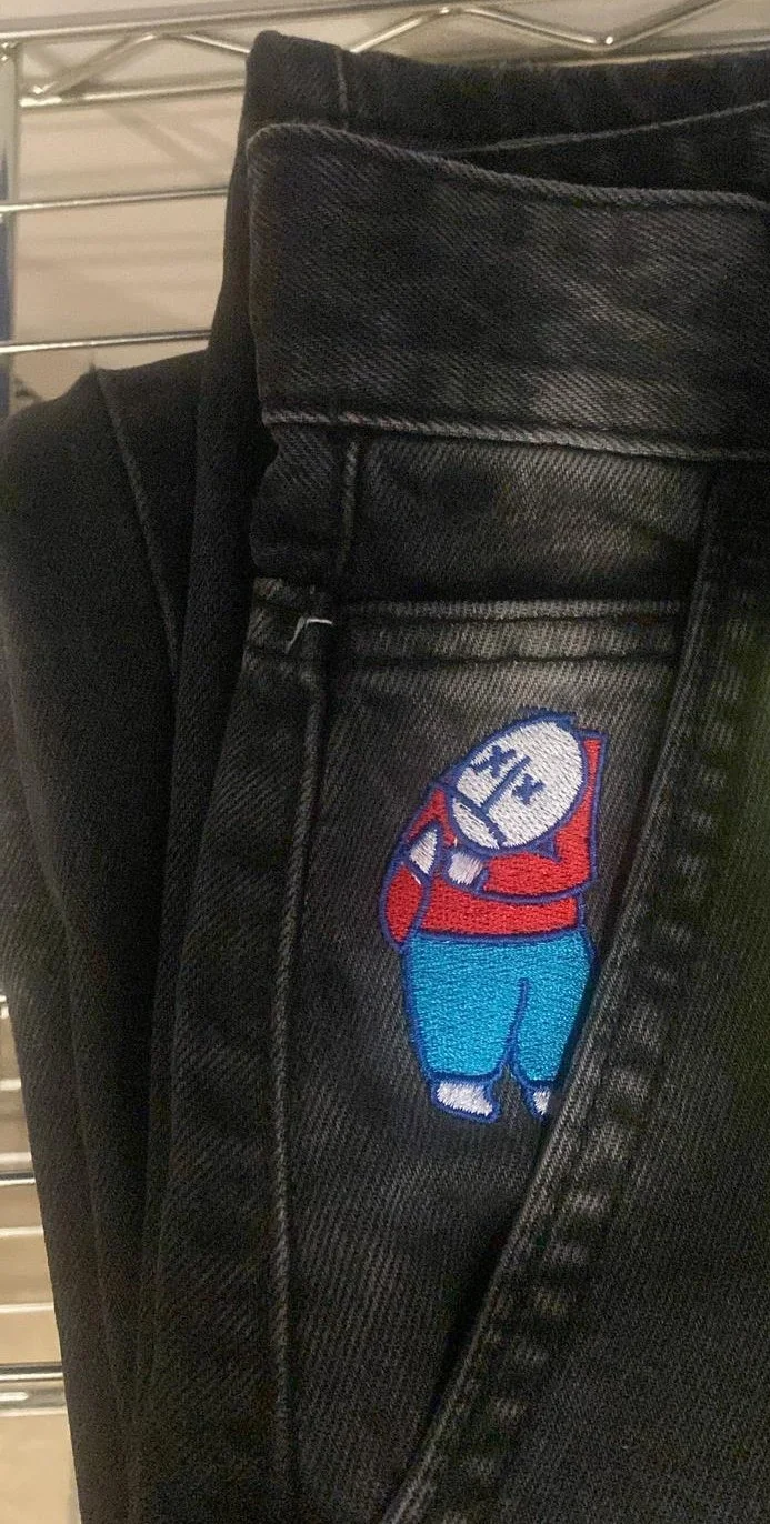 Anello in metallo con un cerchio bianco centrale, probabilmente un oggetto meccanico o un componente industriale.