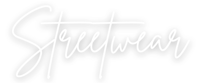Lettera luminosa con la parola 'Streetwear' scritta in stile cursivo bianco su sfondo nero.