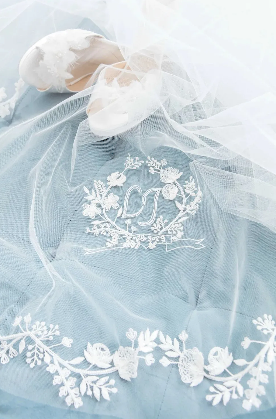 Velo da sposa personalizzato con iniziali e ricami floreali