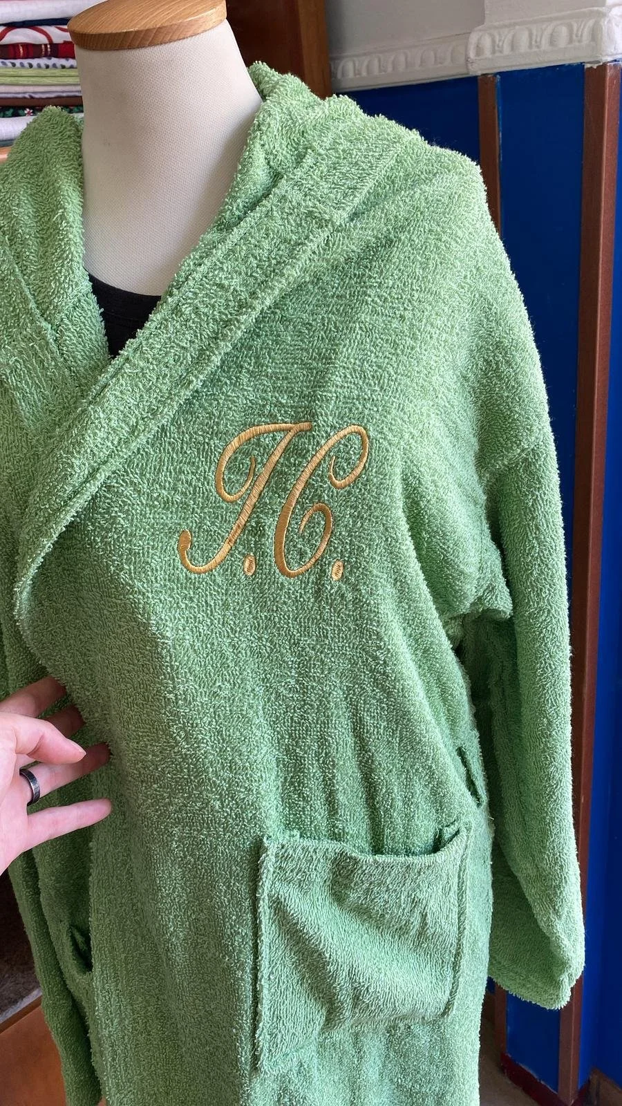 Accappatoio verde personalizzato con iniziali ricamate