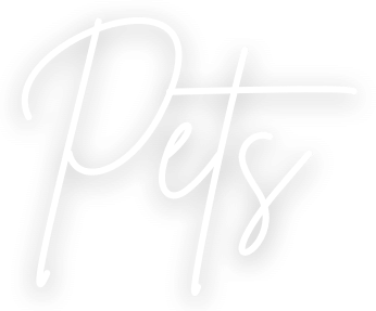 Scritta 'Pets' in corsivo bianco su sfondo nero
