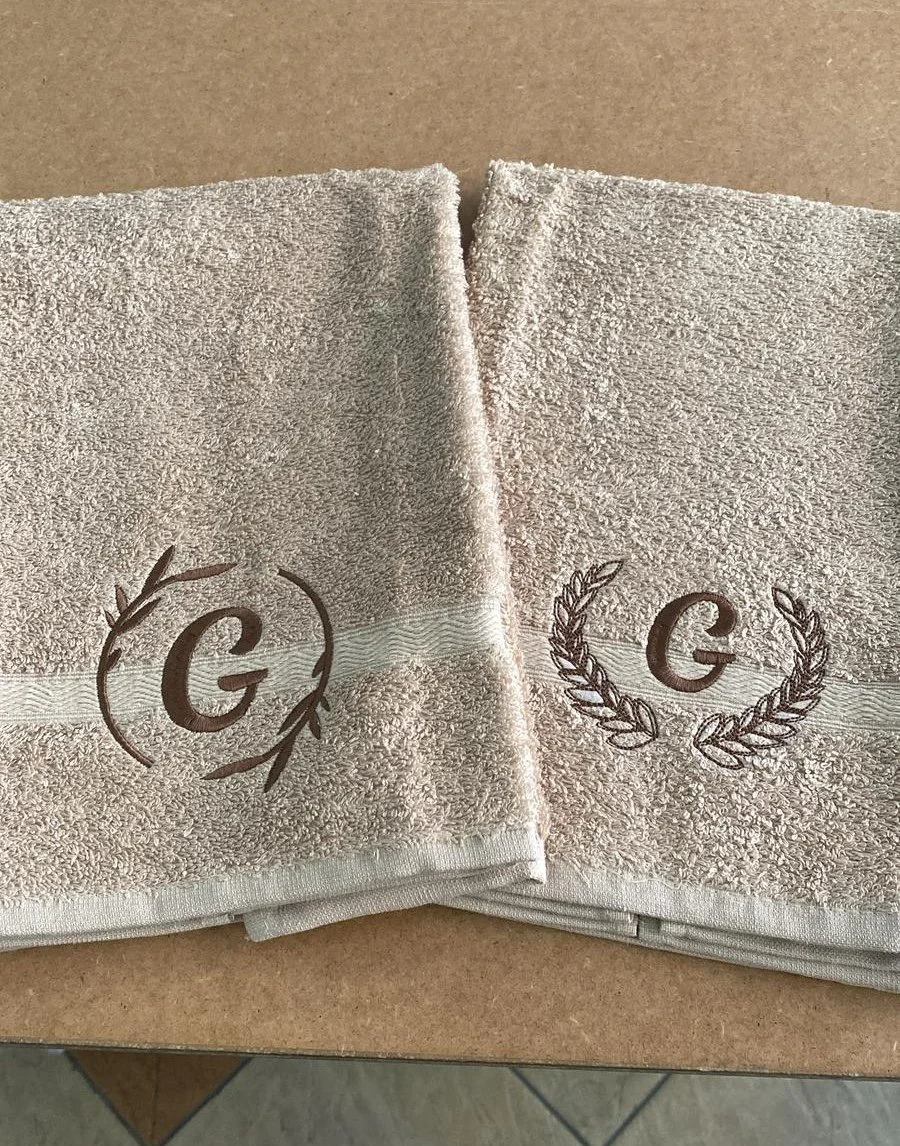 Asciugamani bianchi personalizzati con monogramma ricamato