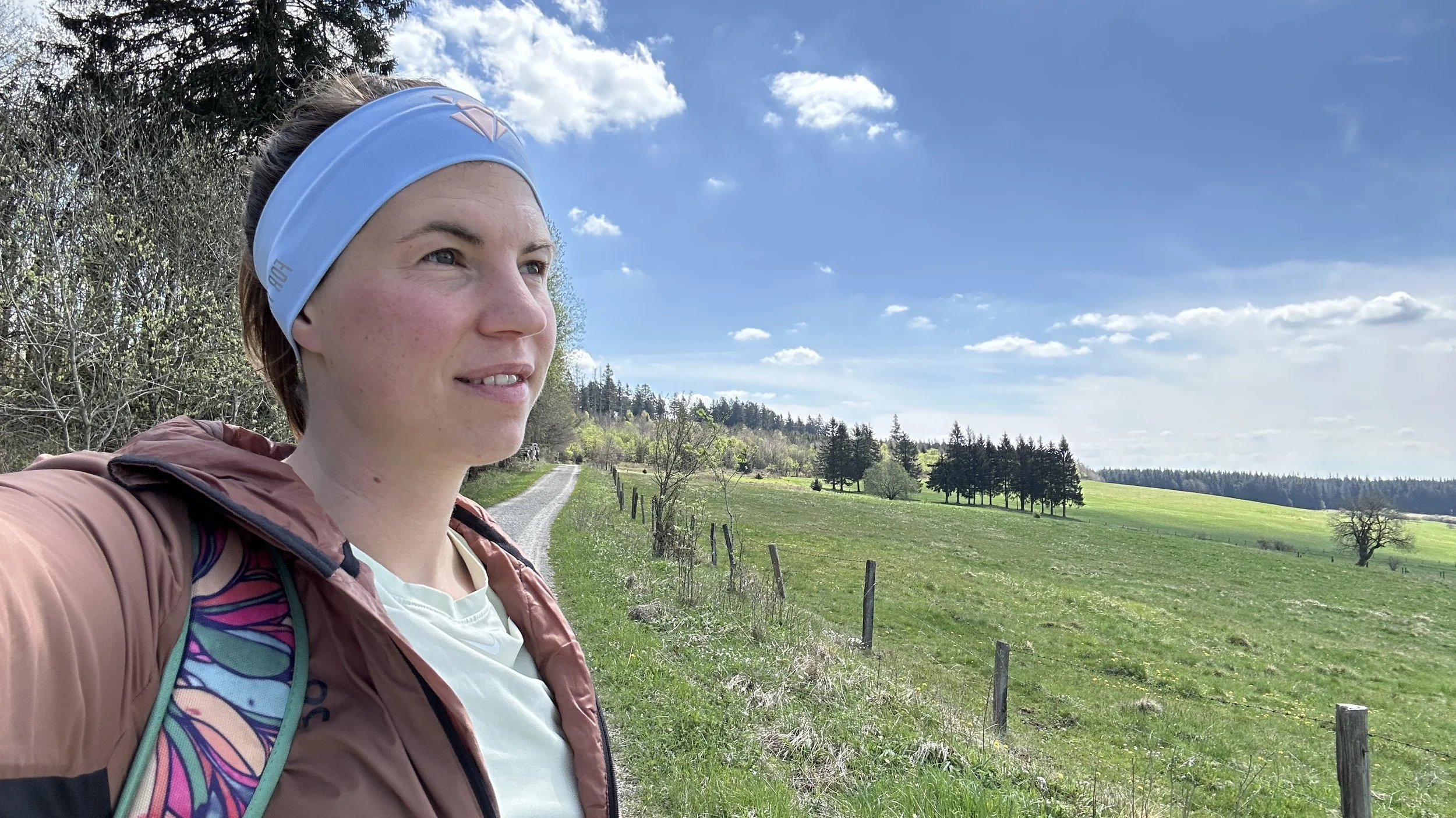 Porträt mit Landschaft und Weg im Hintergrund, der Symbolisch für den Blog Beitrag steht