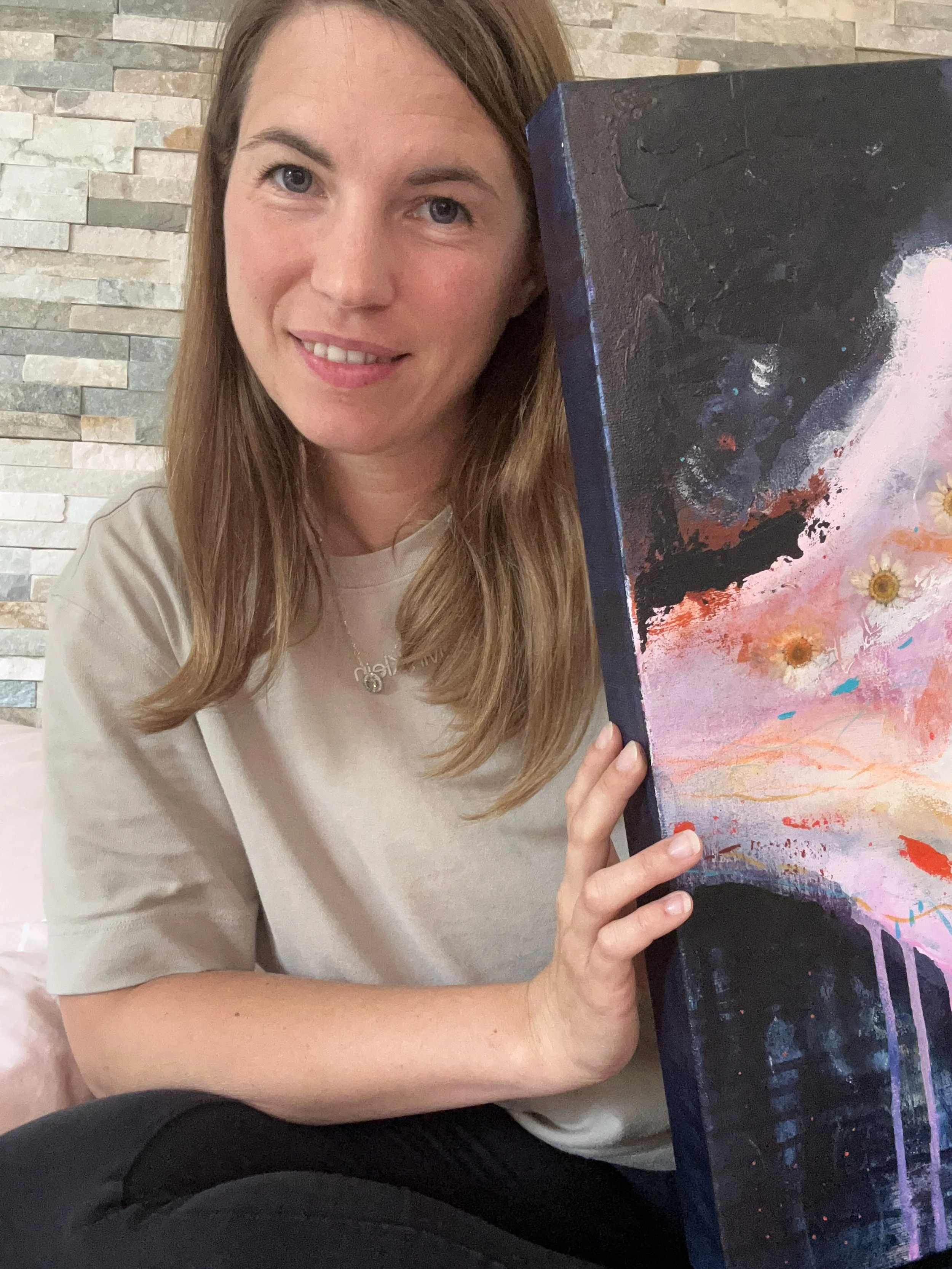 Portrait, das die Künstlerin Laura Franz zeigt