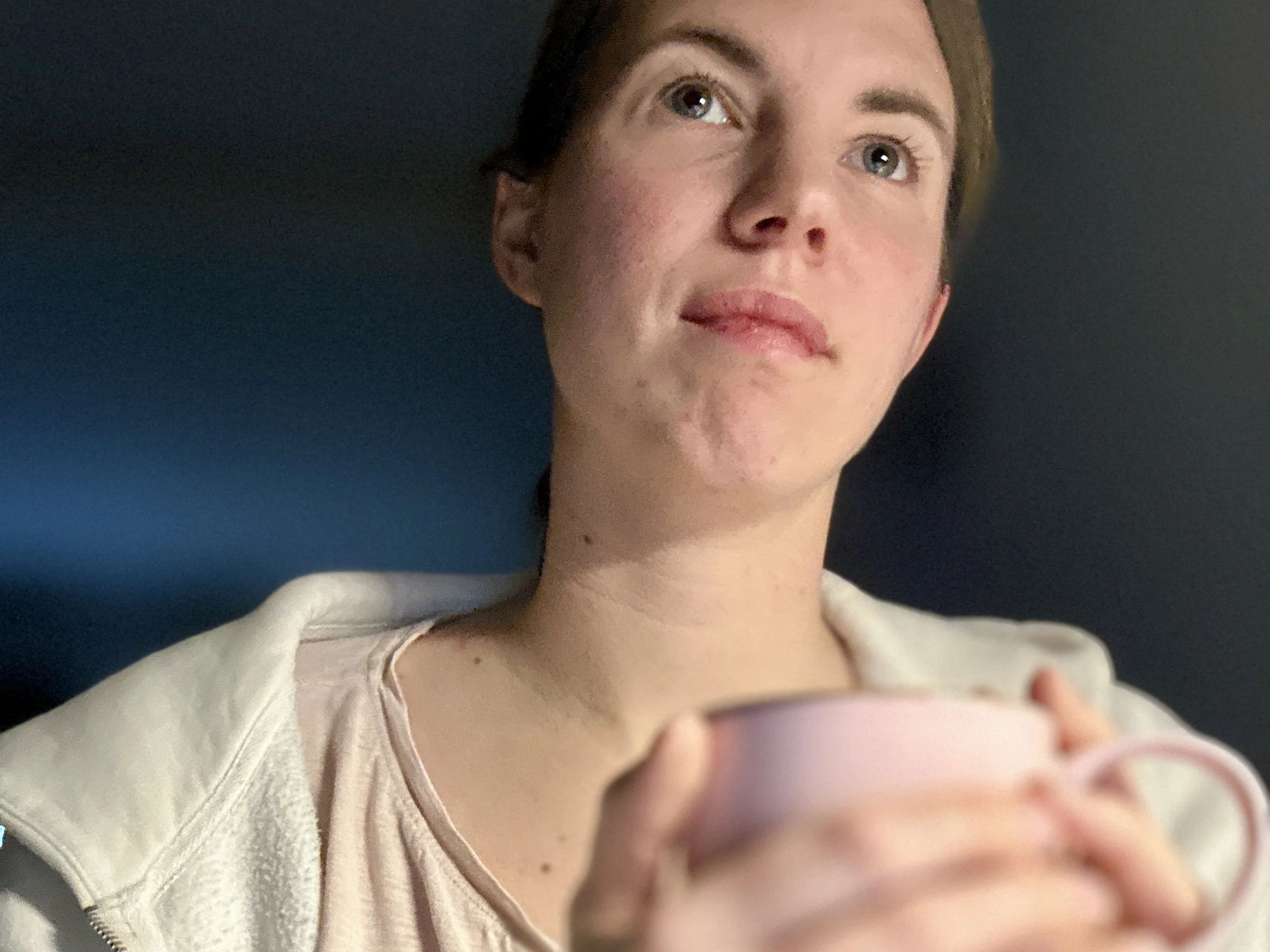 Laura Franz mit Tasse in der Hand, als ihr die Erkenntnis kam, welches Glück sie hatte.