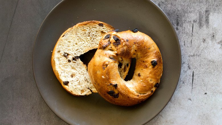 Cinnamon raisin bagel (whole or half)