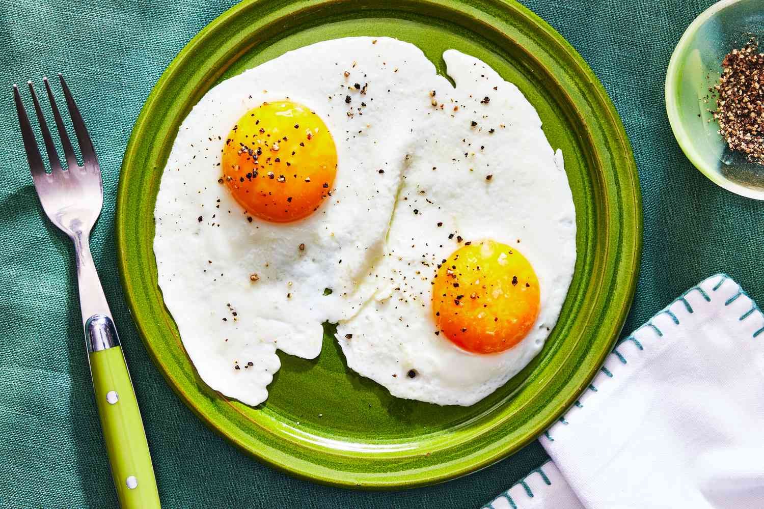Sunny_Side_Up_Eggs_008-c7f1db520c2a476db6b9e84e60f8c119.jpg
