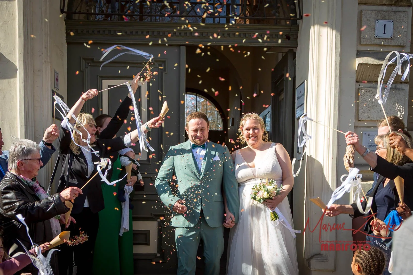 Der Auszug aus dem Standesamt – einer der schönsten Momente eurer Hochzeit