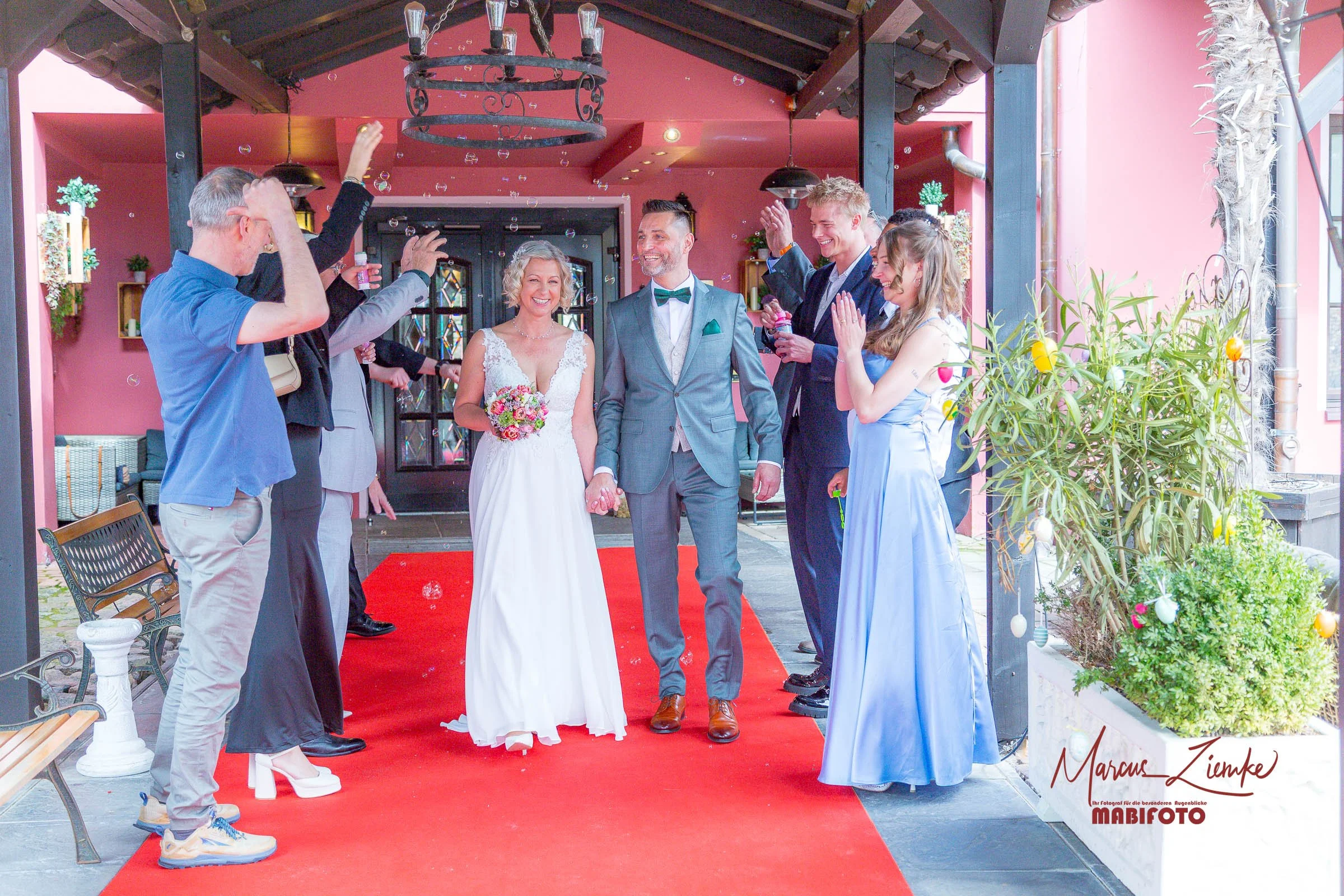 Ein unvergesslicher Moment: Der Auszug des Brautpaares im Lakeside Burghotel Strausberg