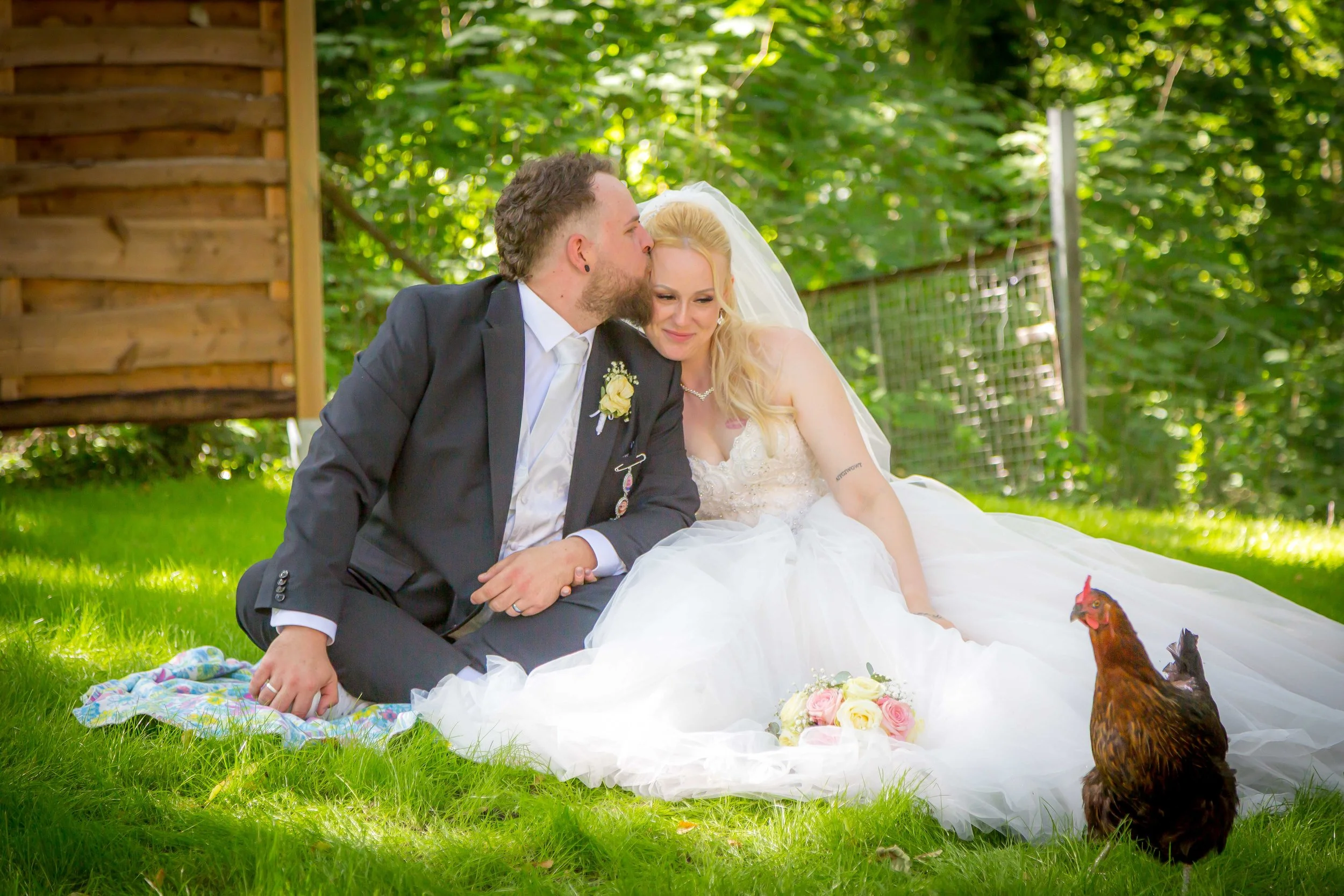Hochzeit im Seeschloss am Bötzsee: entspannt feiern, persönliche Fotos und ein Huhn namens Gwendolin