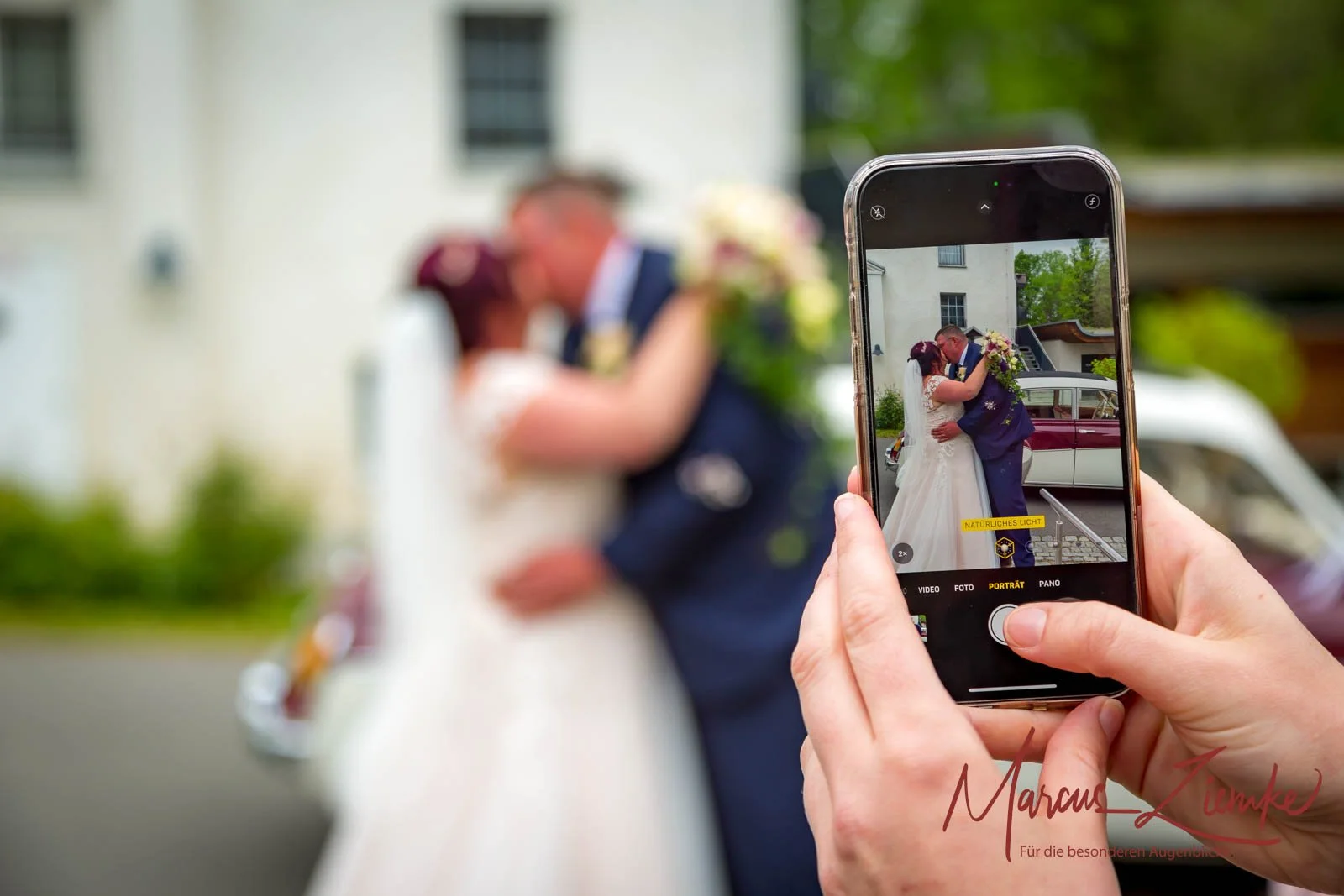 Handys bei der Hochzeit: Warum ihr eure Trauung lieber mit den Augen als durch das Smartphone erleben solltet