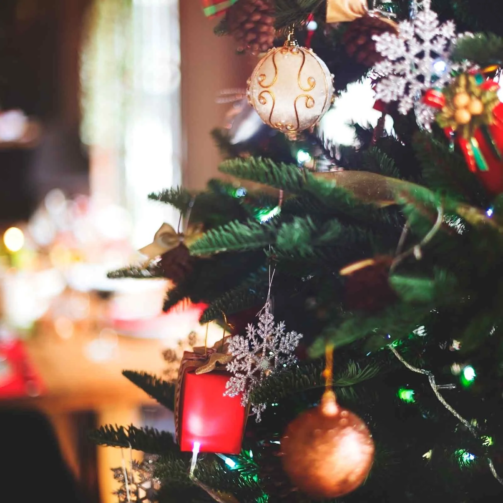 christmas-tree-decorated-with-ornaments-and-lights.jpg