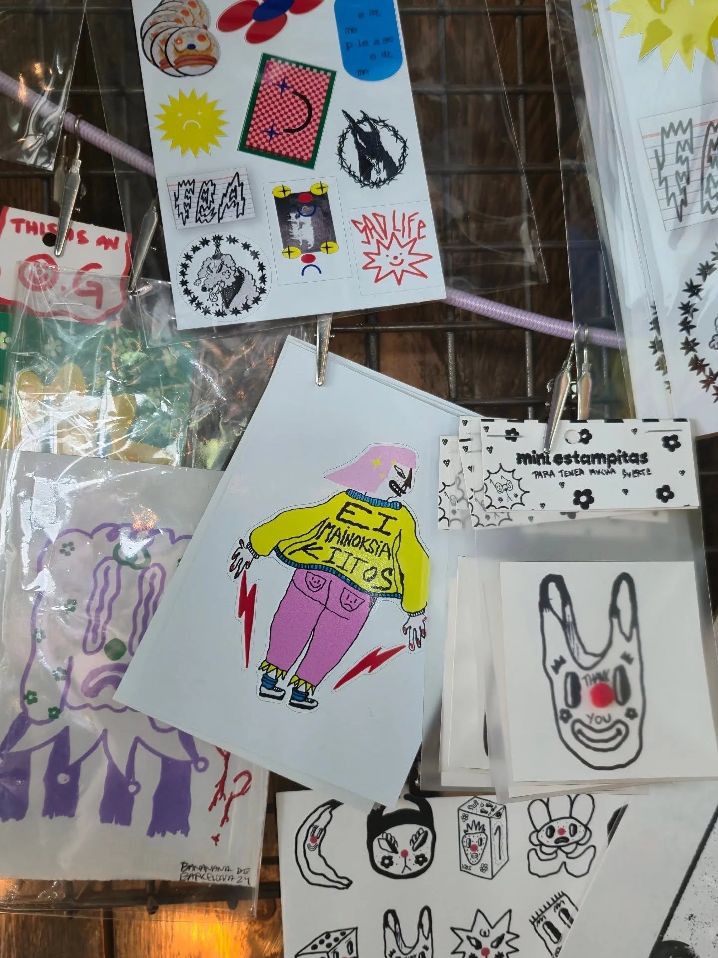 ✨🚨 LAST CALL AT KUJA 🚨✨
If you haven&rsquo;t been to see EN ADOBO O AL NATURAL, what are you even doing with your life? 💅 Your fave trauma-and-healing-infused art is still up, but not for long.

💥 New merch has landed (stickers, zines, mini estam