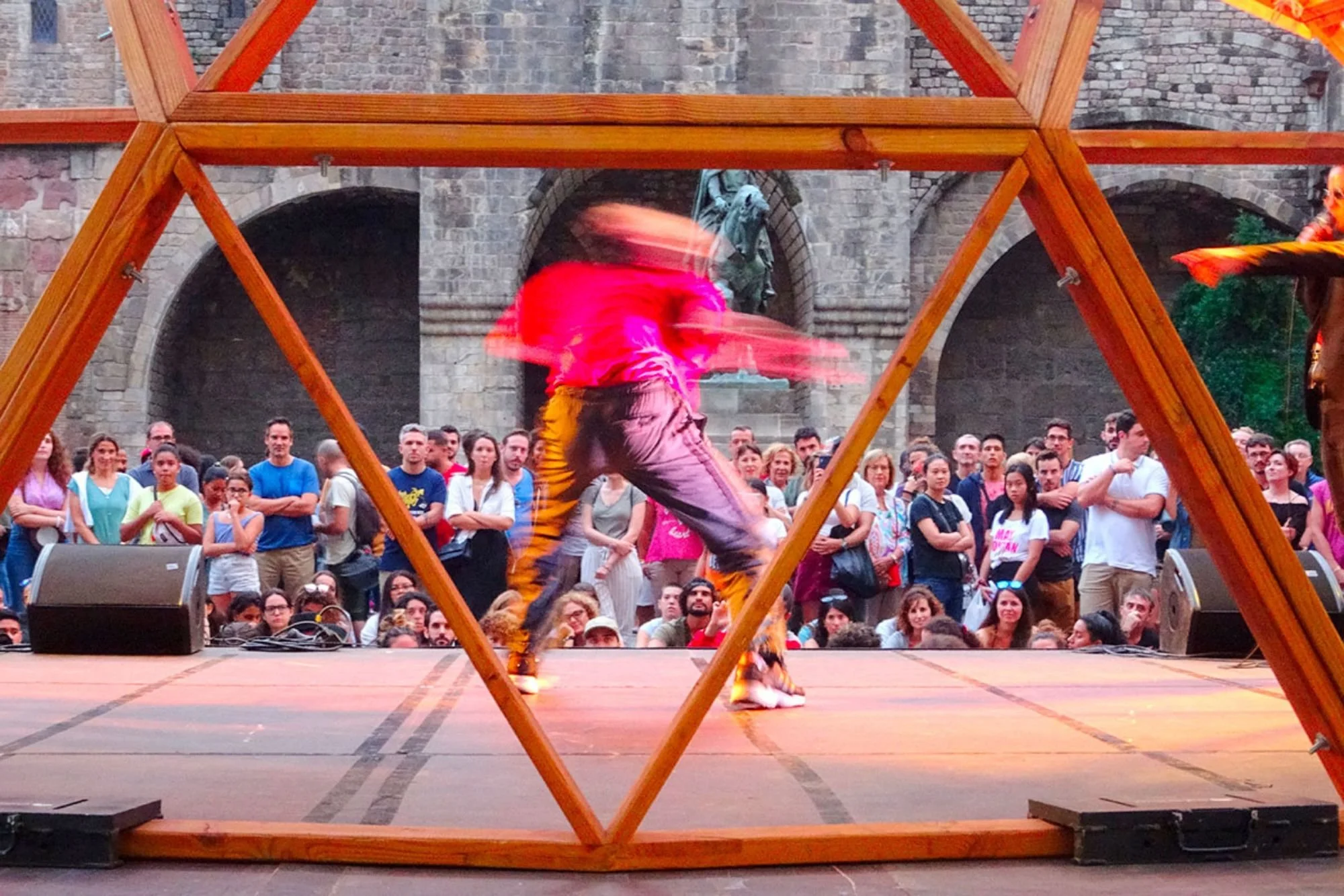 espectacle-carrer-lataula-studio.jpg