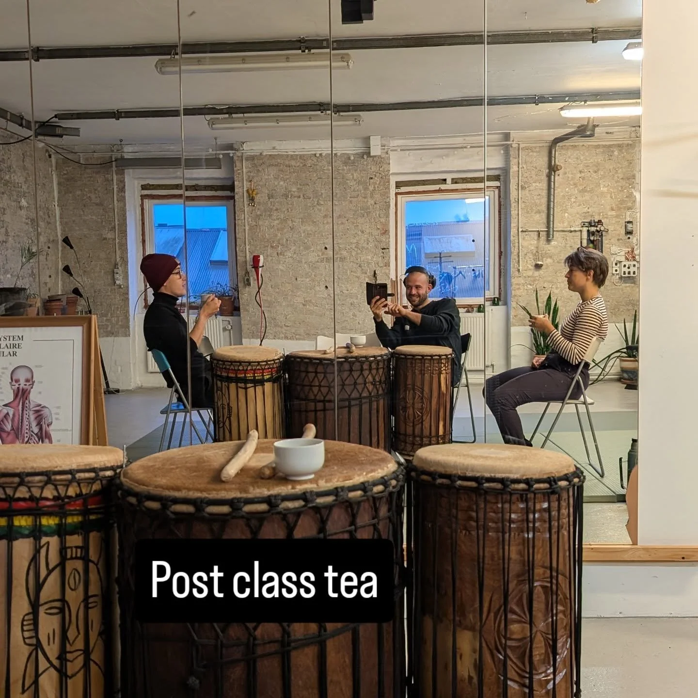 We're enjoying our new room, this time @unambitiouspoetry brought tea for us! ❤️

Join us for djembe classes every Friday evening. 
16:30-17:30 fundamentals 
17:30-18:30 regular 
(Early enough so that you can still enjoy the rest of your evening)