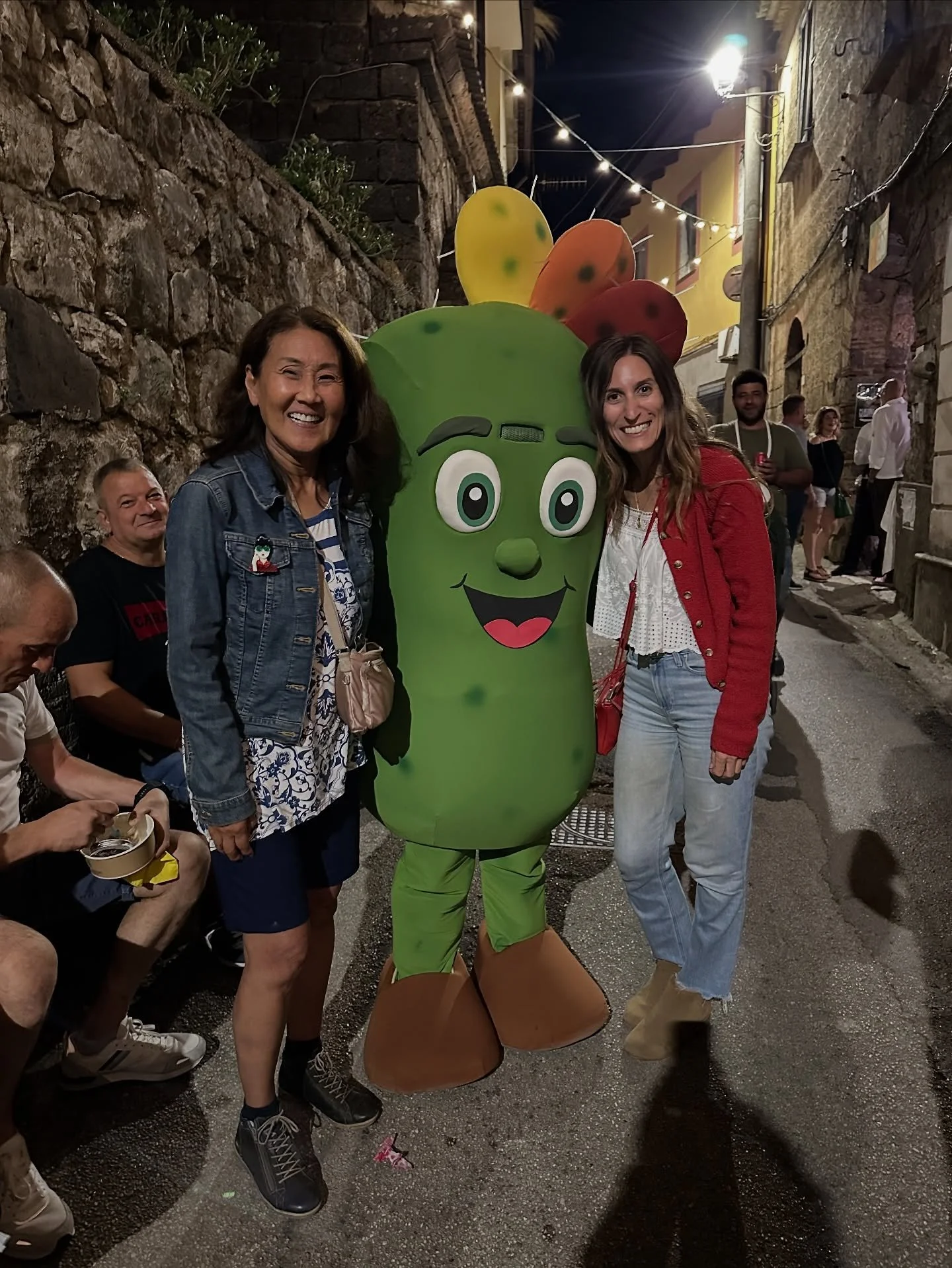Happy Halloween! A little festive spirit, Italian style &mdash; posing with our adorable Fico d&rsquo;India mascot with my retreat guest from last month!

Link in bio to come join us next year! christinaminutillo.com/retreat

@sagradelficodindiacm @p