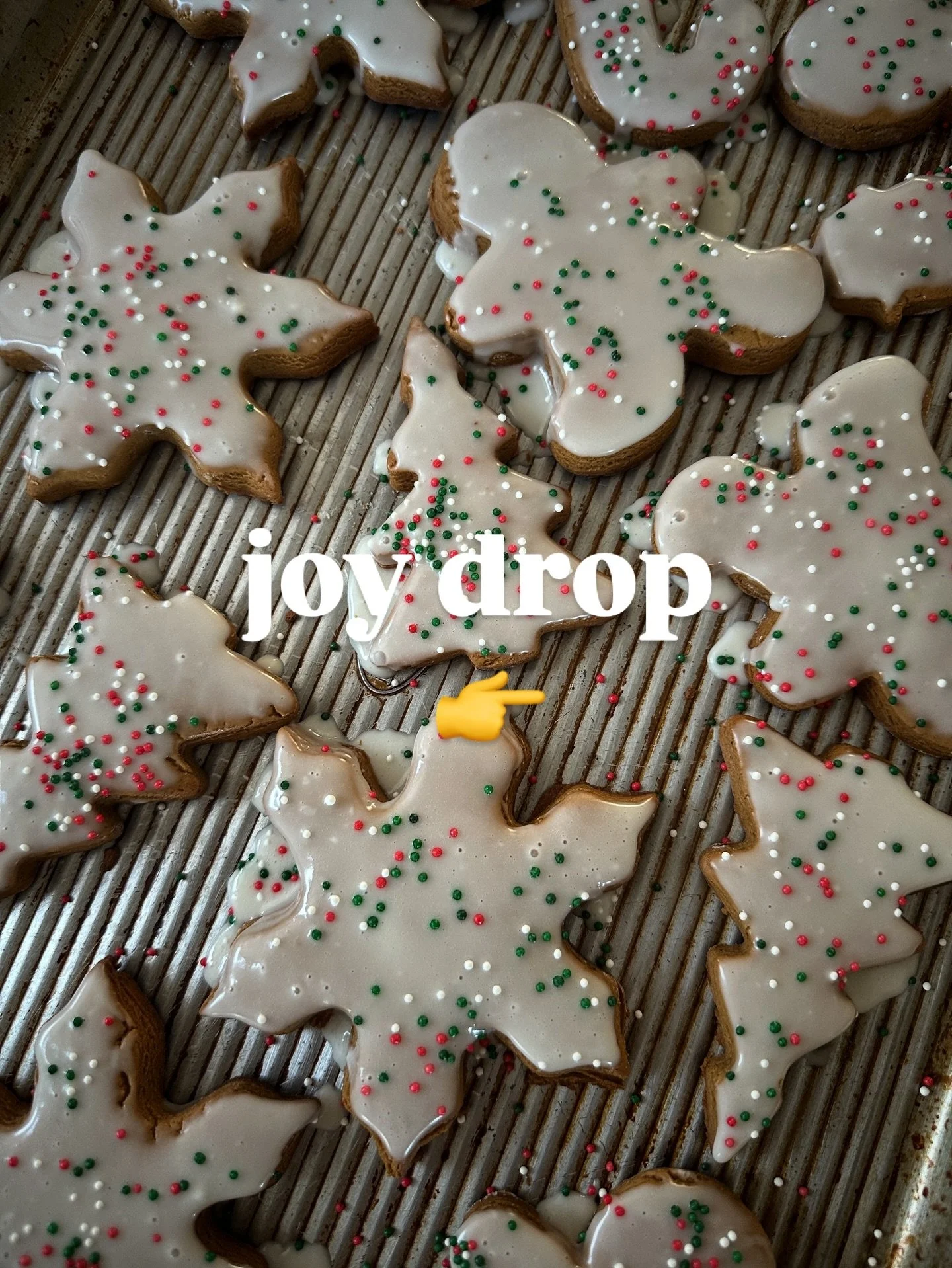 December joy drop ✨

Hosting friends around good food. 
Sharing holiday moments with family.
Exchanging gifts with podcast guests who now feel like friends. @gattolosangeles @remirosez 
Serving meals that bring people closer.
Supporting my hometown w