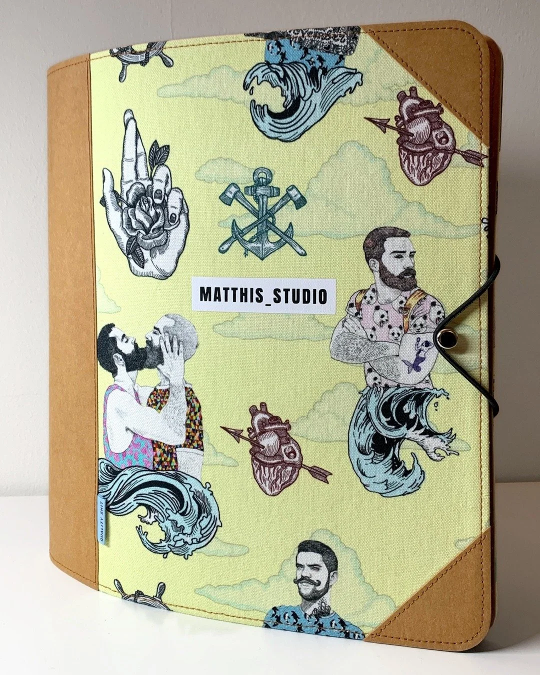 So, es ist ein Spatz Journal in A4 von @spatzundlux geworden und wird schon flei&szlig;ig genutzt 😙. Daf&uuml;r gibt's im @dasmacheichnachts Shop super Sets, so dass du alles beisammen hast (von der Buchschraube bis zur Ringbuchmechanik)
P.S.: ist n