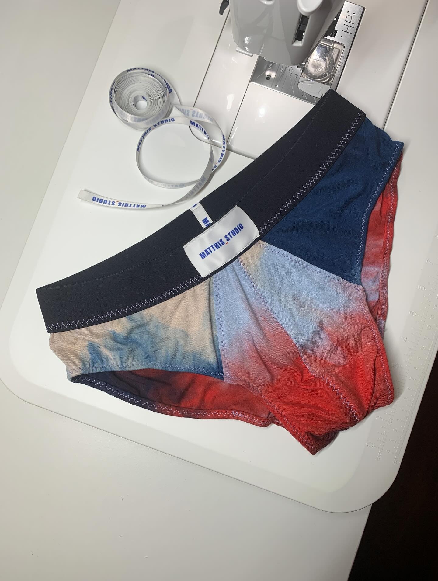 Selbstgen&auml;hte Unterw&auml;sche, geht das? Klar geht das! Die Labels kommen &uuml;brigens von @dortex_label 🤩 #selfmadeunderwear #m&auml;nnern&auml;hen #n&auml;henf&uuml;rm&auml;nner #matthisstudio #n&auml;henmachtgl&uuml;cklich #sewmale #matthi