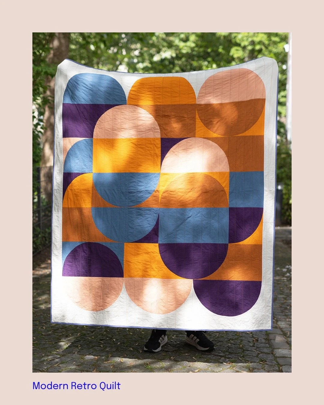 Er lag ziemlich lange in der Ecke, jetzt ist er aber endlich fertig geworden: Der Modern Retro Quilt aus der @naehgang von @capaquilts
Ich finde das Schnittmuster wirklich toll und nach dem ich das Quilting komplett nochmal neu gemacht habe, gef&auml