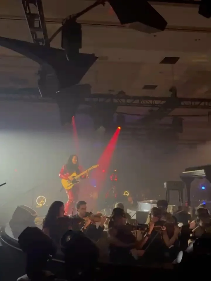 @debbiepearlmusic 🎸and our orchestra led by @samhyken smashing another fantastic @david_perrico arrangement in Orlando!