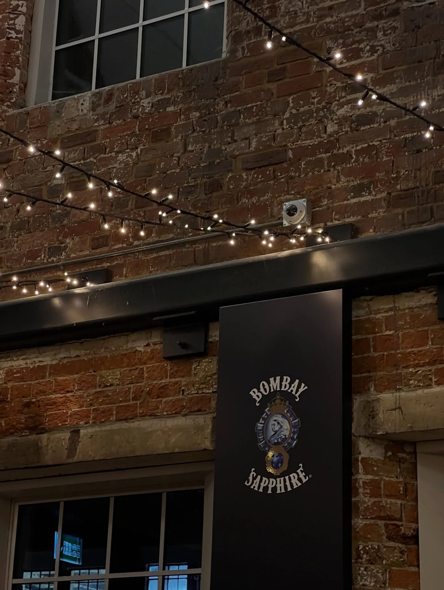 What a stunning way to kick off the lead up to Christmas 🎄 We were invited to Bombay Sapphire&rsquo;s cinema event at their distillery where we had a tour, made our gins and watched The Holiday (my all time fave) - the cutest goodie bags too 🩵 (als