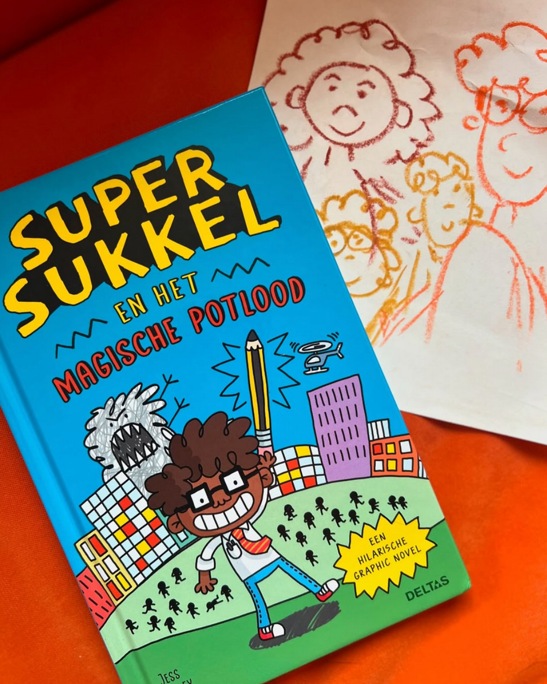 Super Sukkel: hilarisch, kleurrijk en hectisch