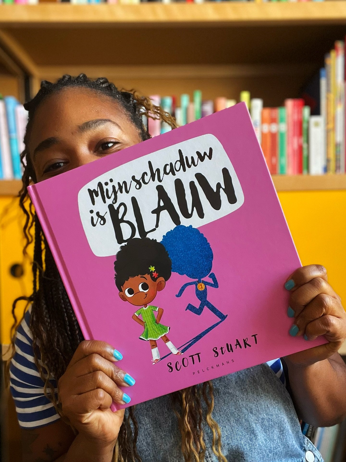 Na &lsquo;Mijn schaduw is roze&rsquo; en &lsquo;Mijn schaduw is paars&rsquo; voegt Scott Stuart opnieuw een betekenisvol prentenboek toe aan zijn reeks. Dit keer richt hij zich niet op identiteit in brede zin, maar specifiek op genderstereotypen en o