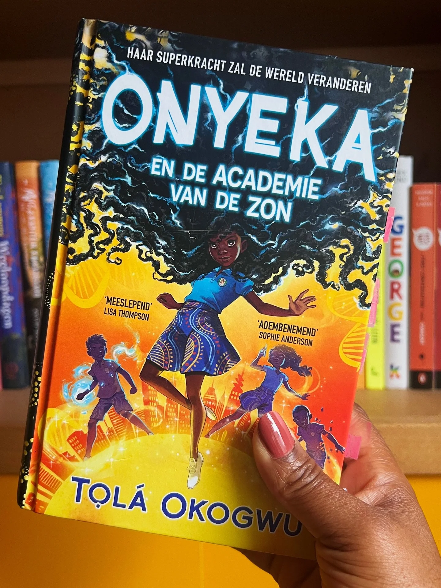 Onyeka haat haar haar. Het is te groot, te wild, te onhandelbaar. Ze voelt zich erdoor anders en probeert zich in het dagelijks leven zo onzichtbaar mogelijk te maken. Maar wanneer haar haar tijdens een ongeluk plots levensreddende krachten toont, on