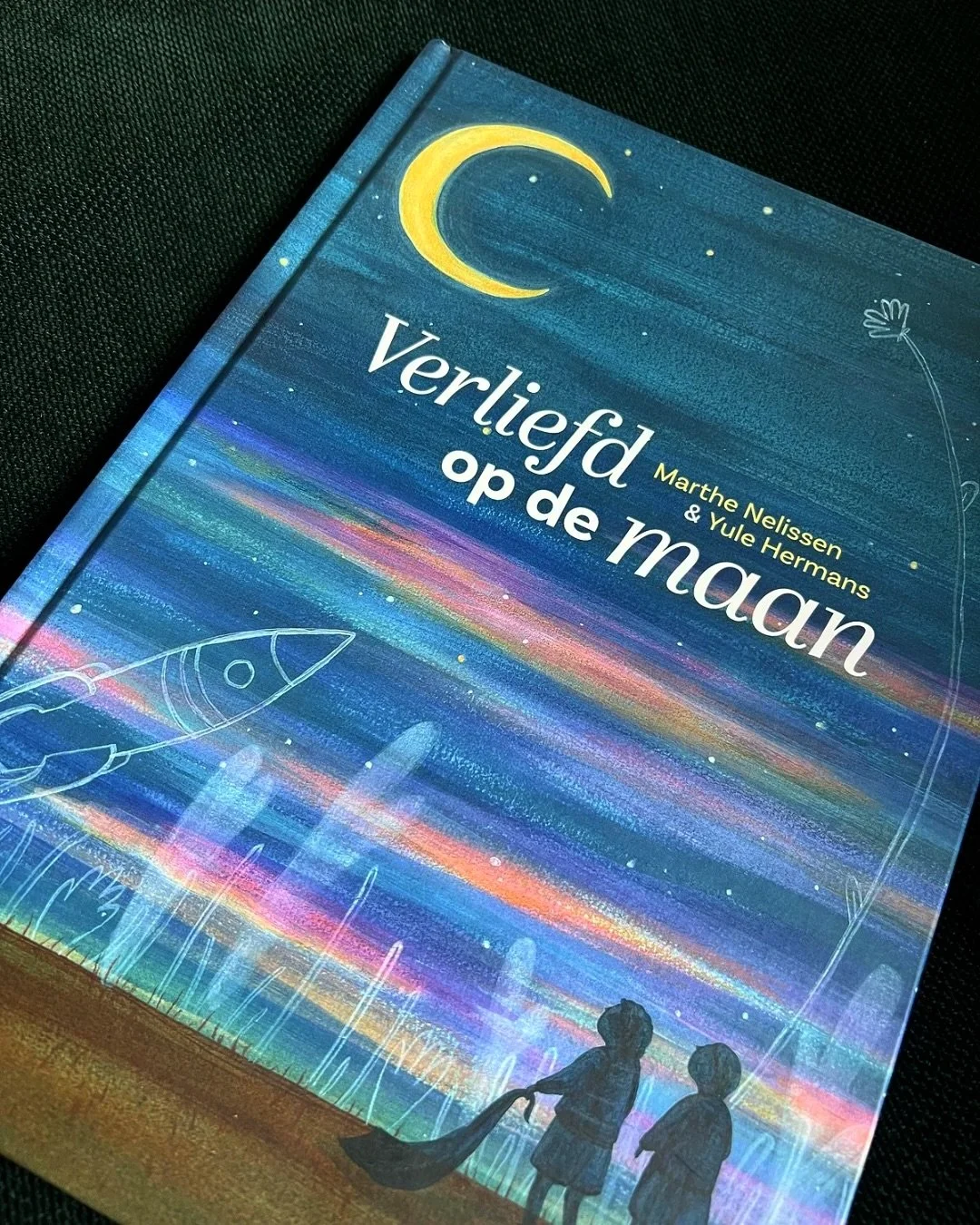 &lsquo;Obi gluurt tussen zijn wimpers door naar het raam. Kan je trouwen met de maan?&rsquo;

Met deze dromerige zin neemt Verliefd op de maan de lezer meteen mee in het hoofd en hart van Obi. Obi is verliefd op de maan. Midden in de nacht maakt hij 