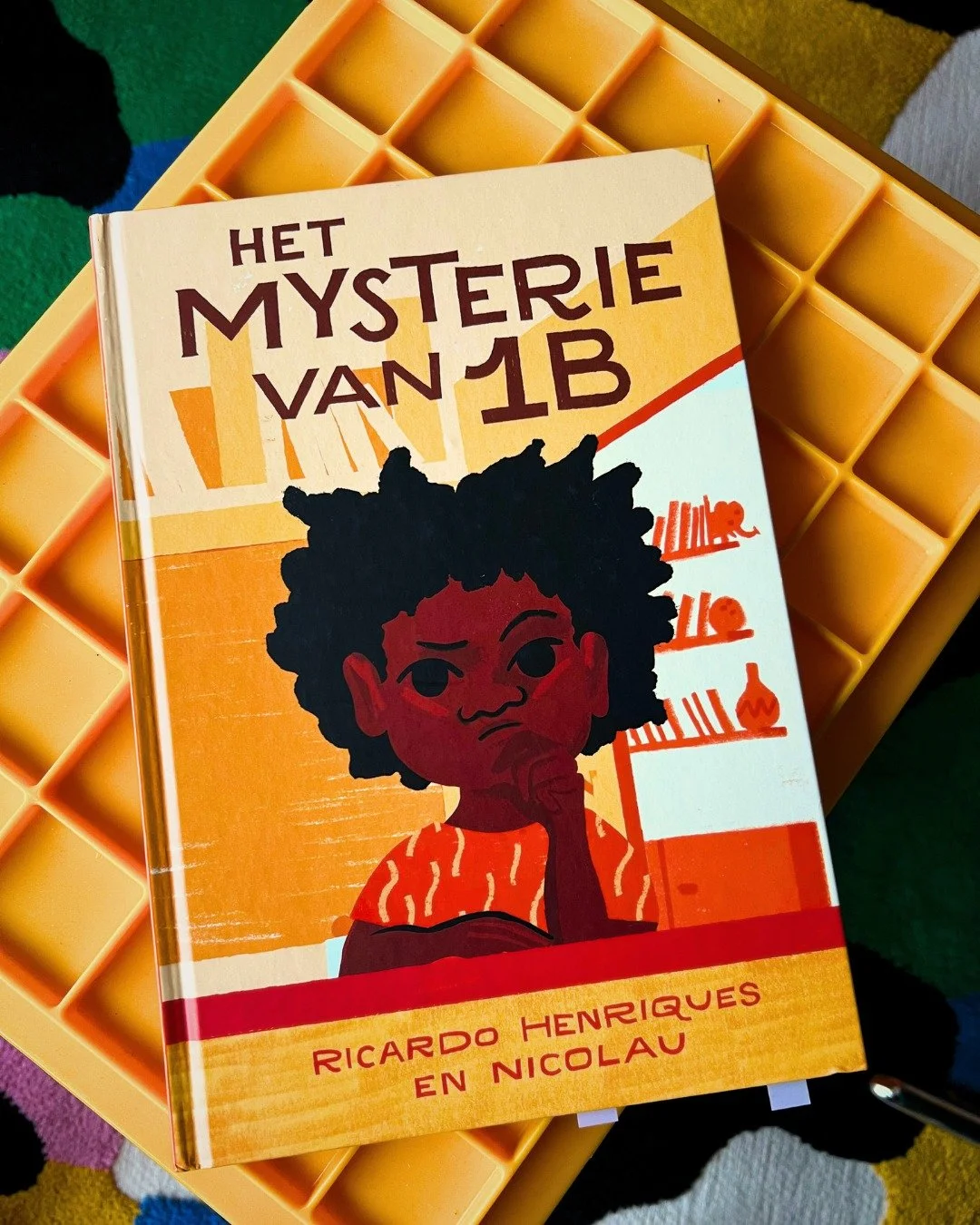 &lsquo;IK ZIT NIET TE GLUREN. IK DOE AAN MENSEN KIJKEN'
Geniet jij ook van mensen kijken? Ik in elk geval wel. Het was dan ook geen verrassing dat ik enorm heb genoten van Het mysterie van 1B.

Gra&ccedil;a is een jong, Zwart meisje dat haar dagen do