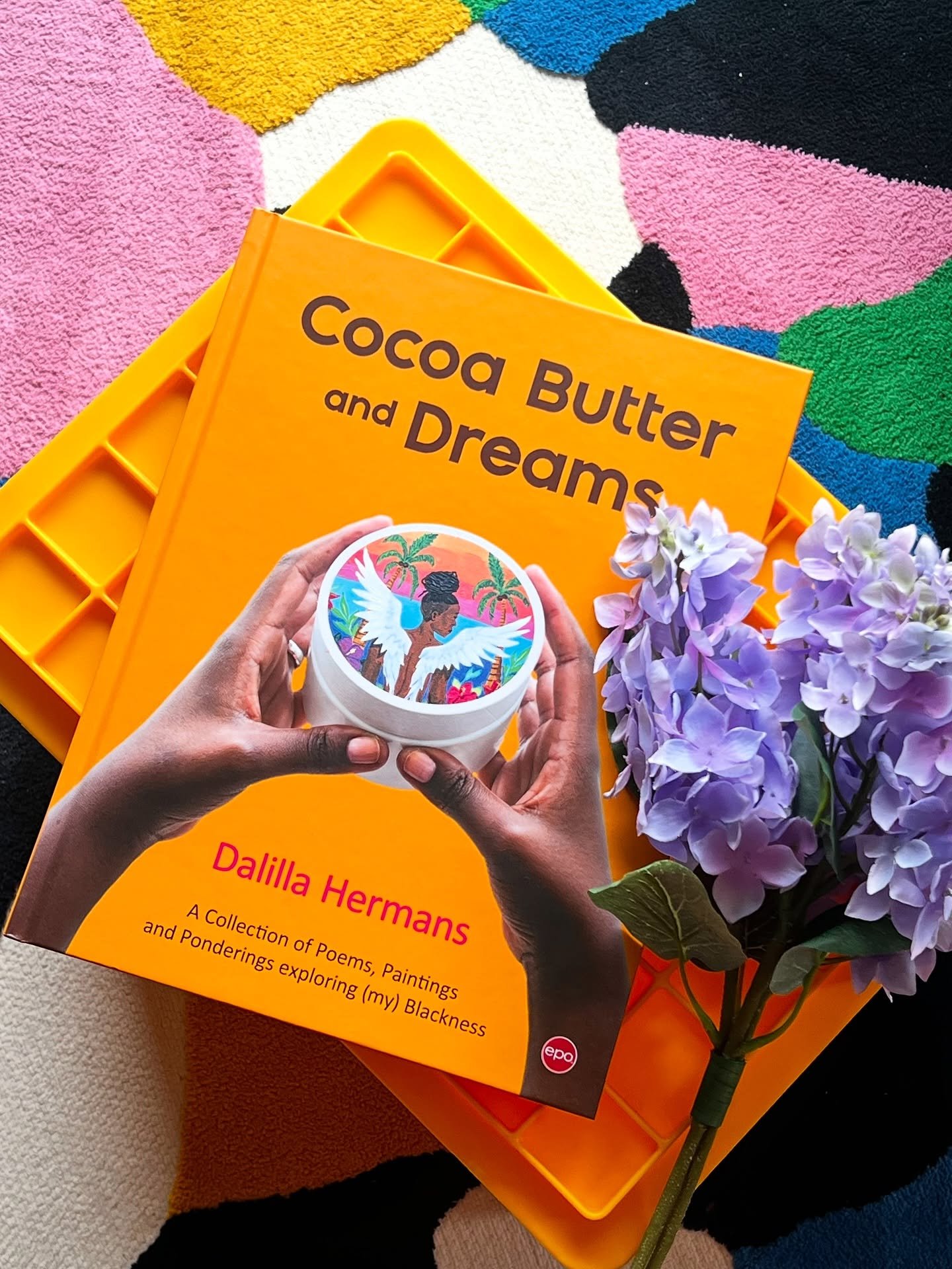 On an easy Sunday morning I hum along to songs of love.

Zo start het gedicht Black Birds 7 van @dalillahermans 

Het is mijn favoriete stuk uit &lsquo;Cocoa butter &amp; Dreams&rsquo;, haar laatste boekbaby dat in december uitkwam. Mijn favoriete ge