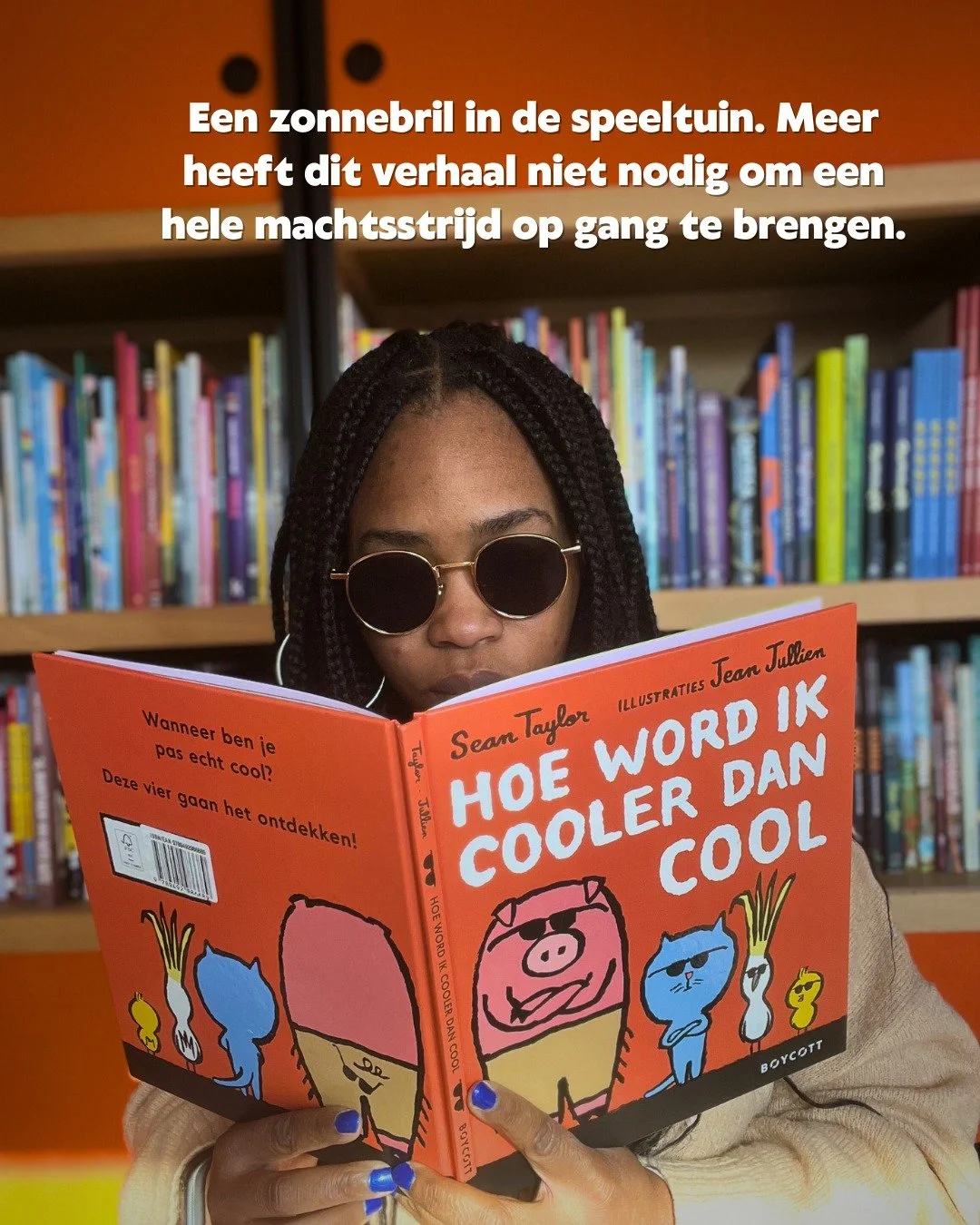 Een zonnebril in de speeltuin. Meer heeft dit verhaal niet nodig om een hele machtsstrijd op gang te brengen.

In &lsquo;Hoe word ik cooler dan cool&rsquo; ontdekken een kat, een kaketoe en een varken een zonnebril. Om de beurt zetten ze hem op en pl