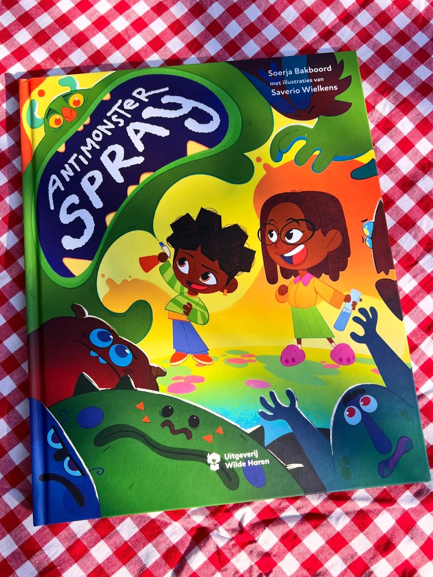 Het is altijd bijzonder om boeken te lezen die me aan thuis doen denken, en dit boek doet dat letterlijk. Niet dat ik ervaring heb met monsters of zo. Nee, daarvoor moet je bij Ziggy zijn.

In &lsquo;Antimonsterspray&rsquo; gaat Ziggy op zoek naar ee