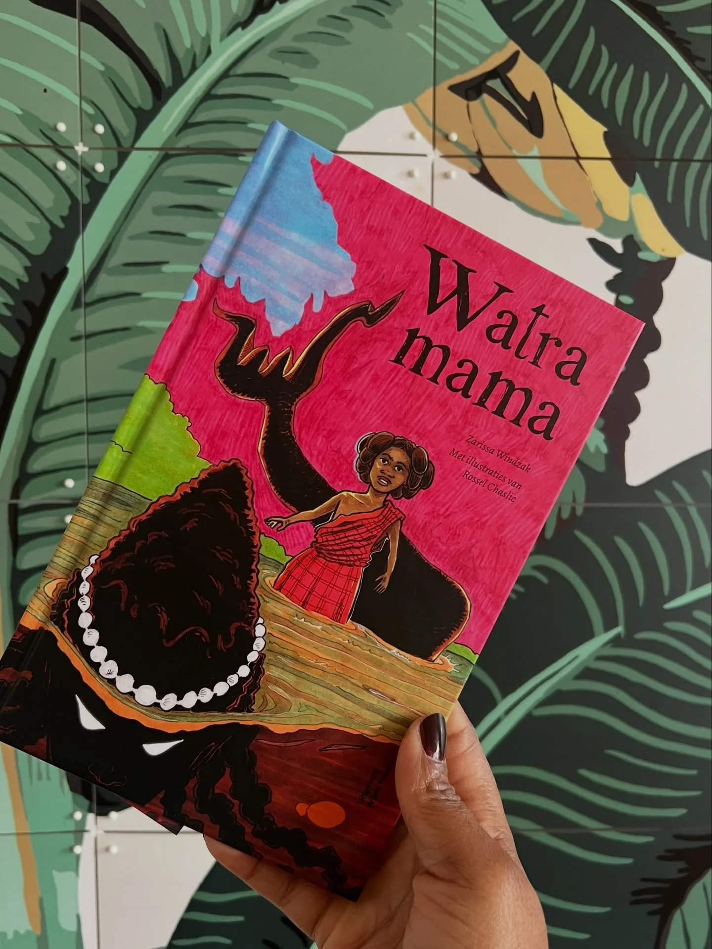 Hier is ze dan: Watramama ligt sinds gisteren officieel in een boekhandel bij jou in de buurt. Afgelopen weekend vond de feestelijke boekpresentatie plaats van het verhaal over de Surinaamse zeemeermin en hoe mijn voorouders hun plantage terugkochten