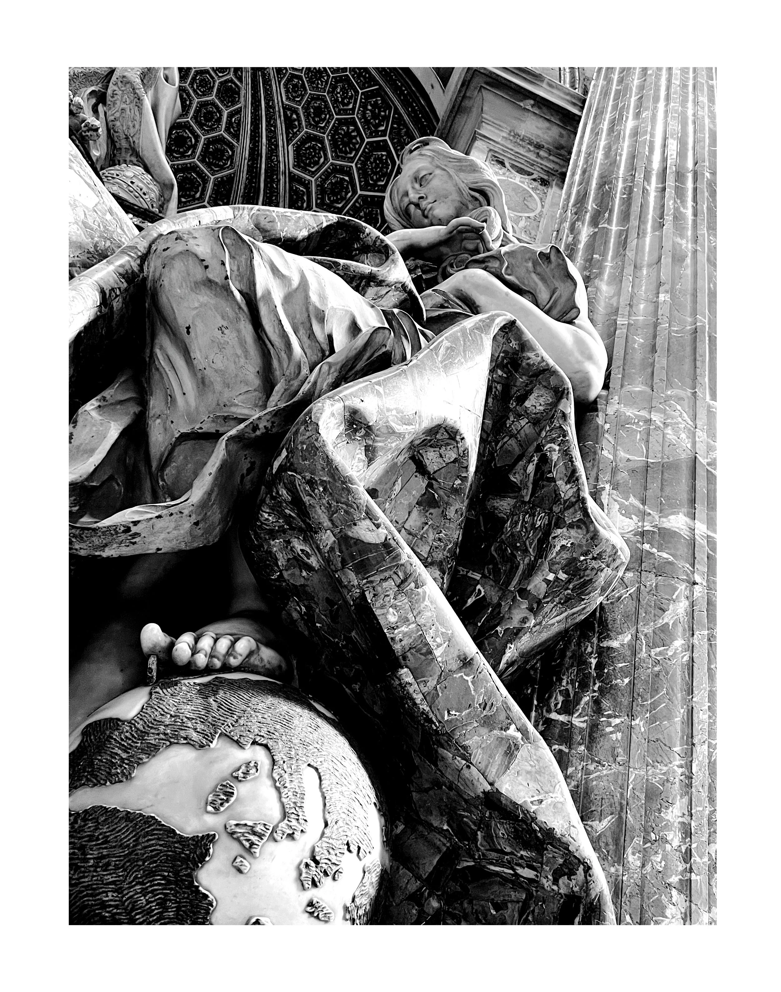 Statue en marbre d'une femme allongée dans un intérieur avec des détails ornés et un rideau en arrière-plan.