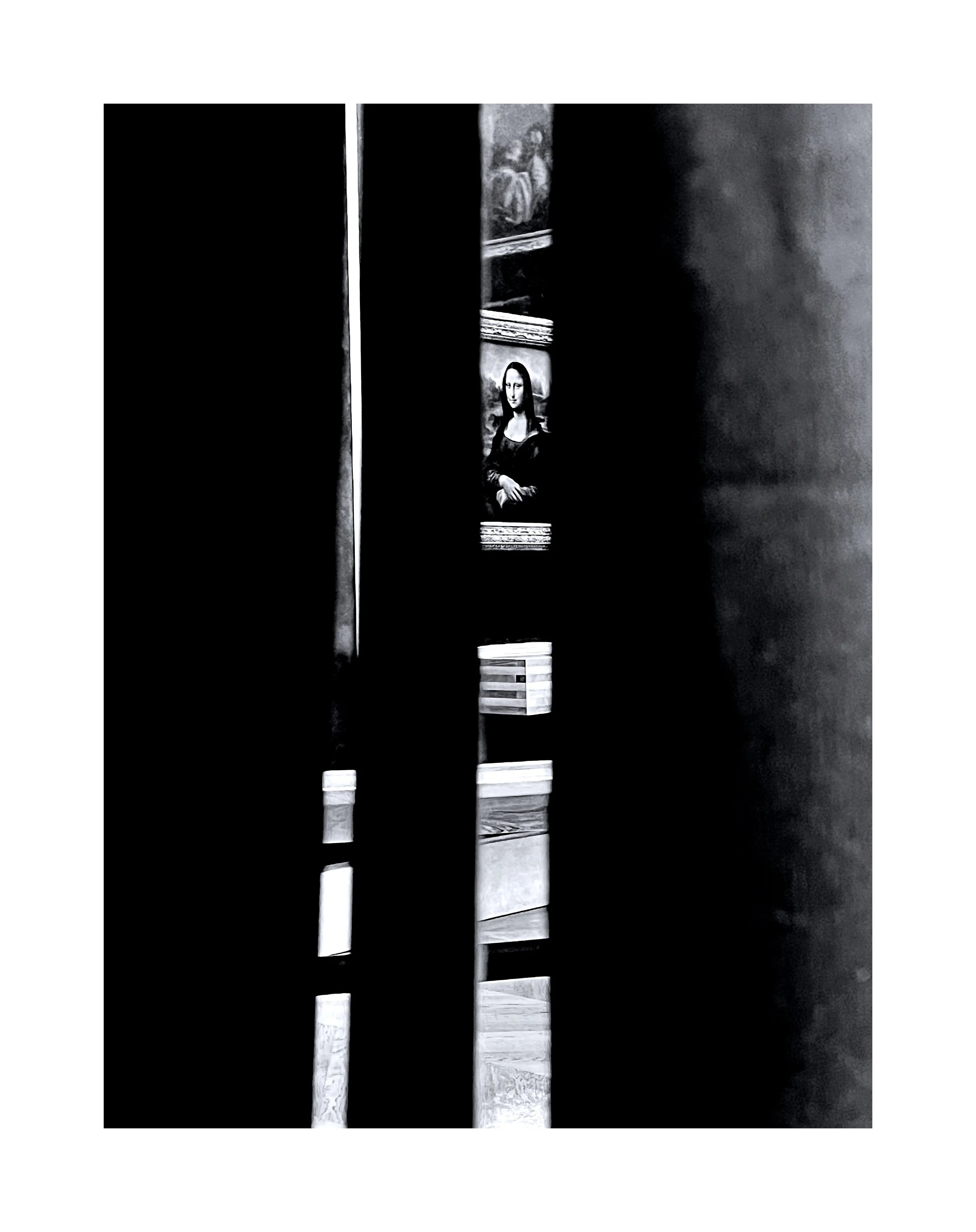 Vue partielle de la Joconde visible entre deux volets d'une porte ou d'une cloison en bois dans un musée.