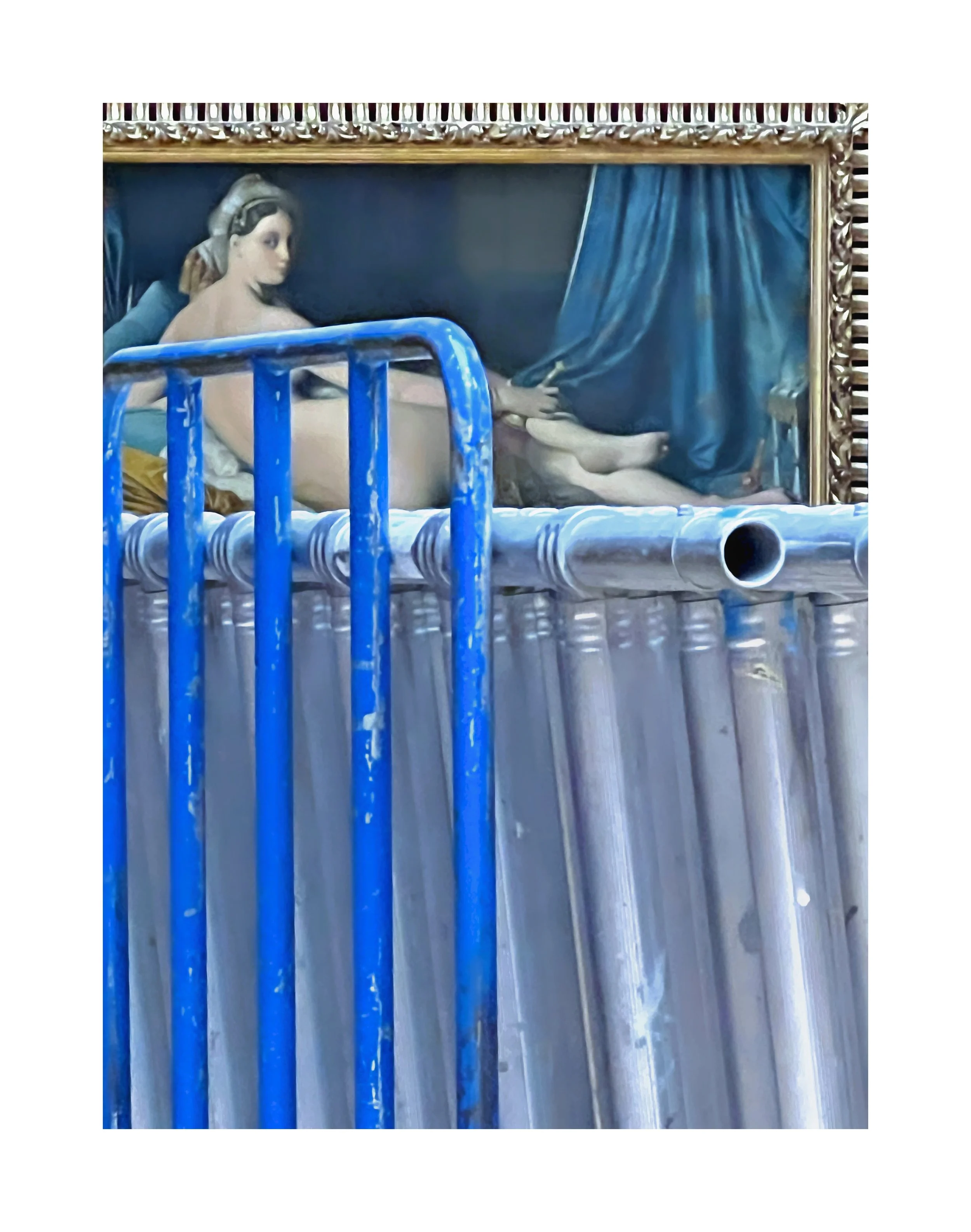 Une peinture classique d'une femme nue, assise, avec des rideaux bleus derrière elle, encadrée et suspendue en arrière-plan, partiellement visible derrière des structures métalliques bleues et argentées.