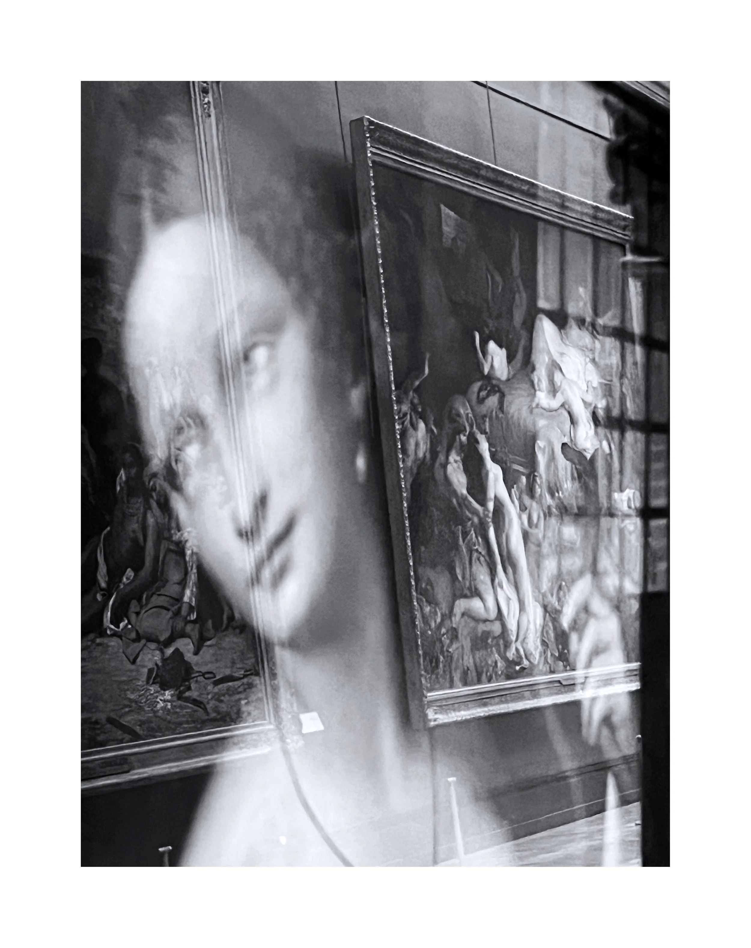 Reflet d'une femme regardant des tableaux dans une galerie d'art.