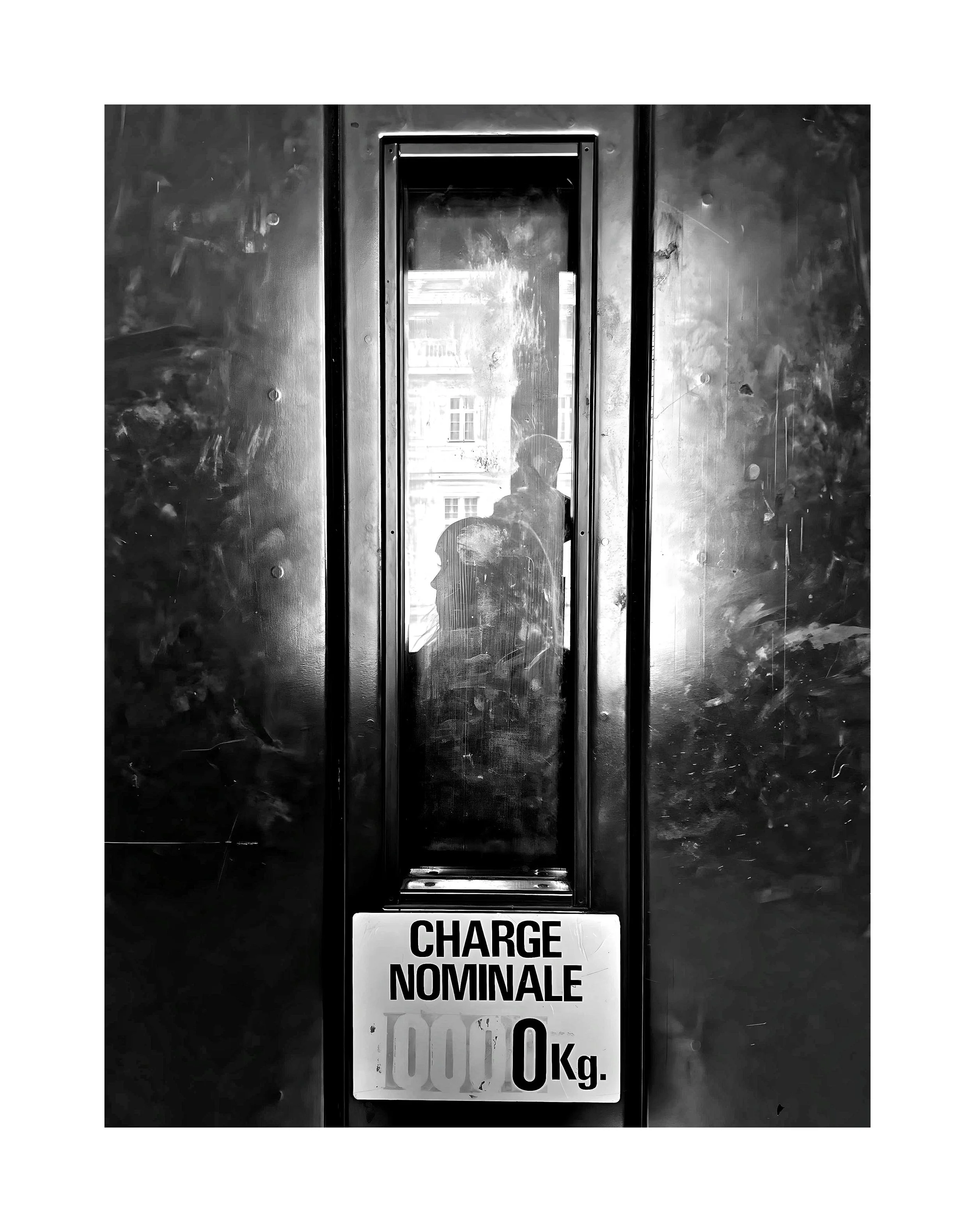 Une balance avec une affiche indiquant une charge nominale de 1000 kg, vue à travers un miroir ou une surface réfléchissante, avec la silhouette d'une personne visible dans la réflexion.