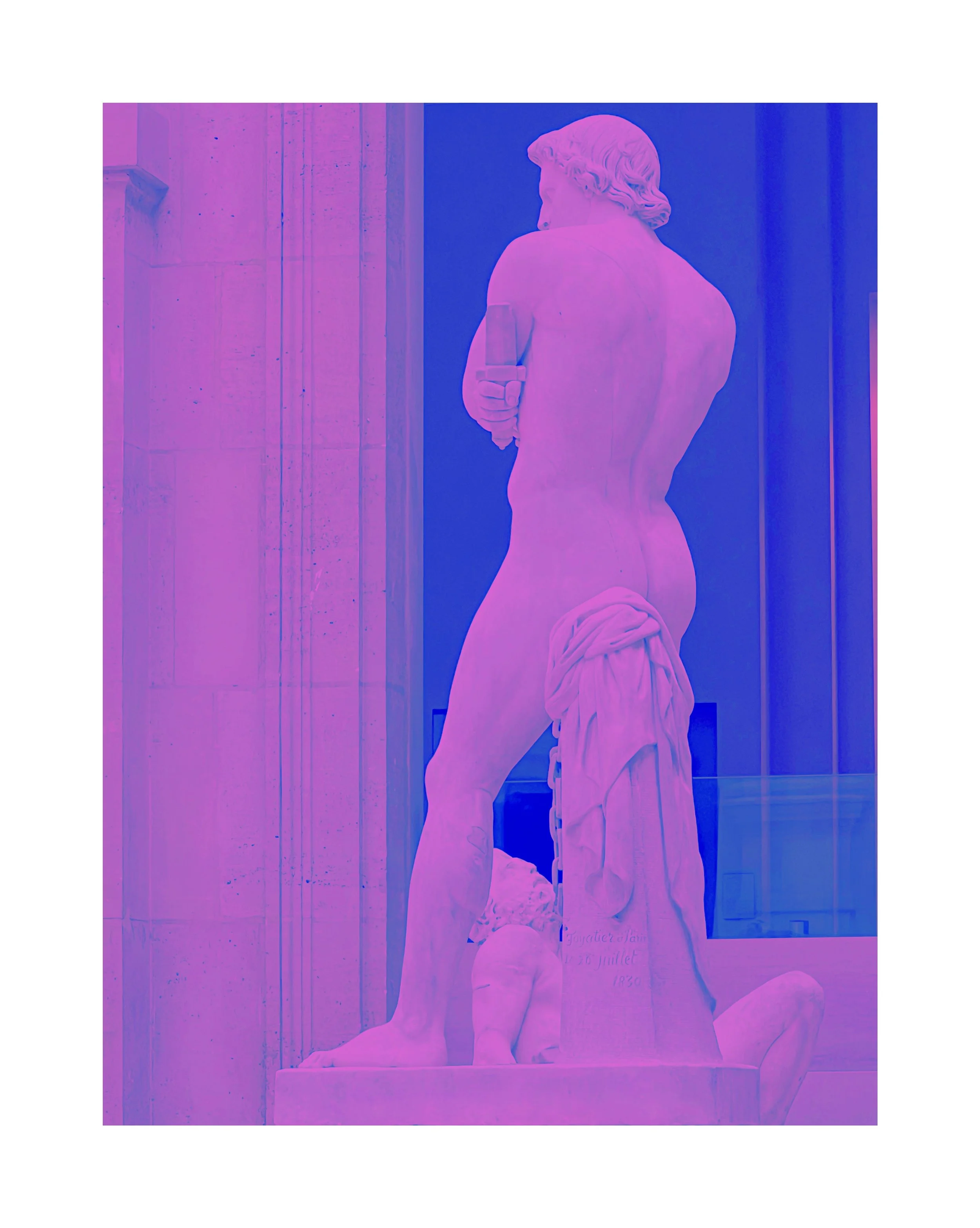 Statue de David de Michel-Ange visible en arrière-plan, avec un petit garçon assis à ses pieds et une colonne sur le côté gauche.