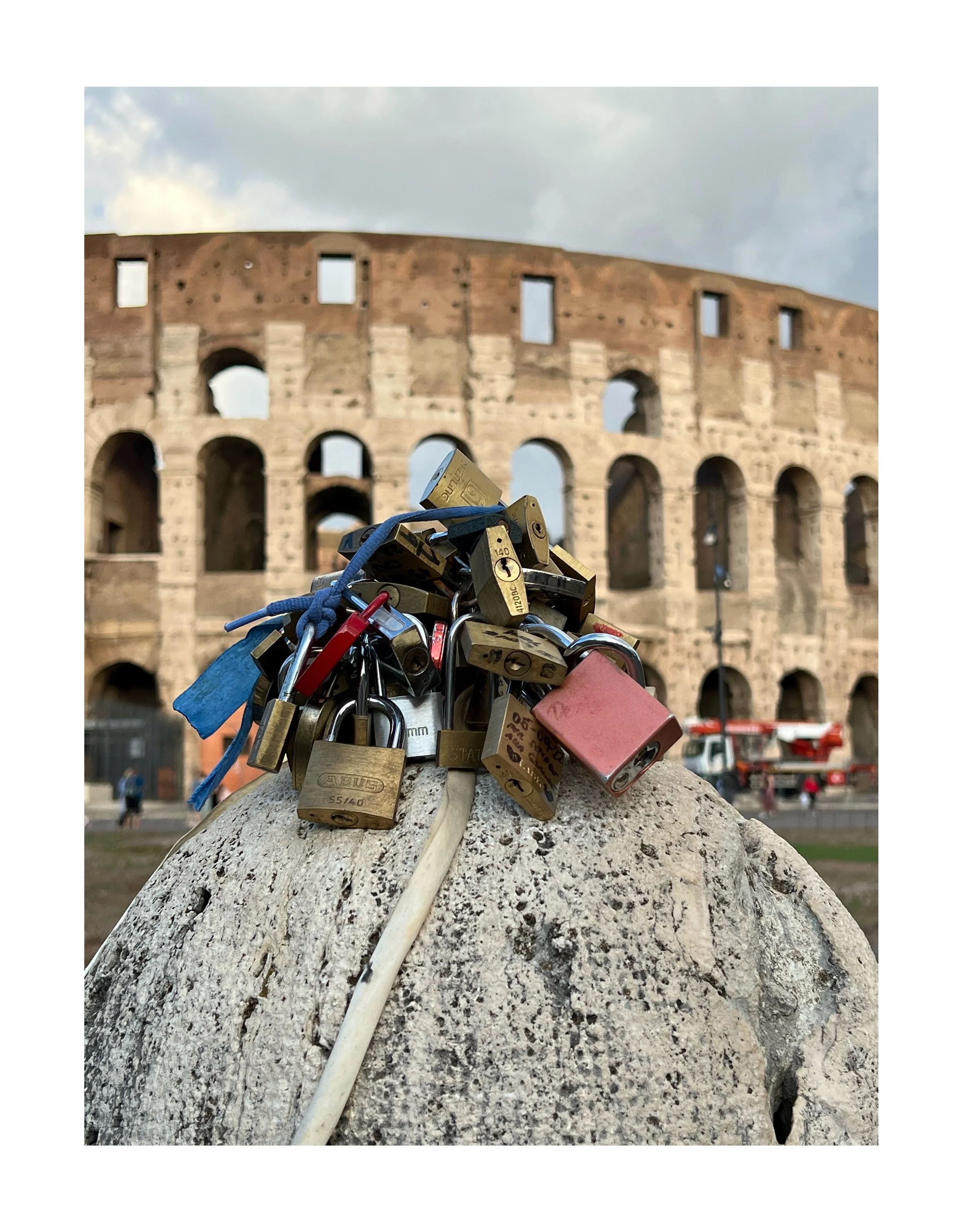 Cadenas d'amour attachées à une pierre avec le Colisée en toile de fond à Rome, Italie.