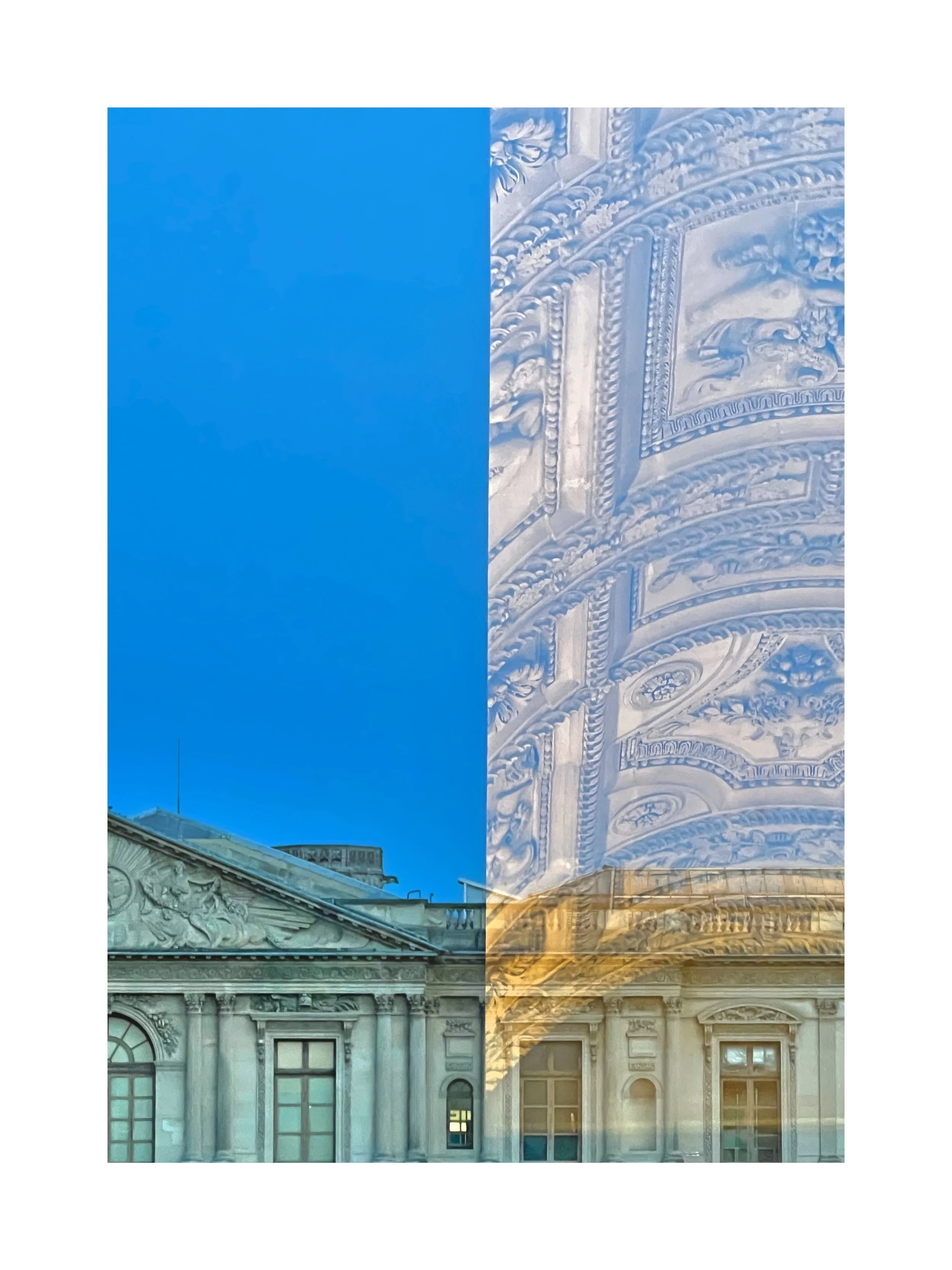 Un bâtiment historique avec des détails architecturaux en pierre, photographié sous un ciel clair.