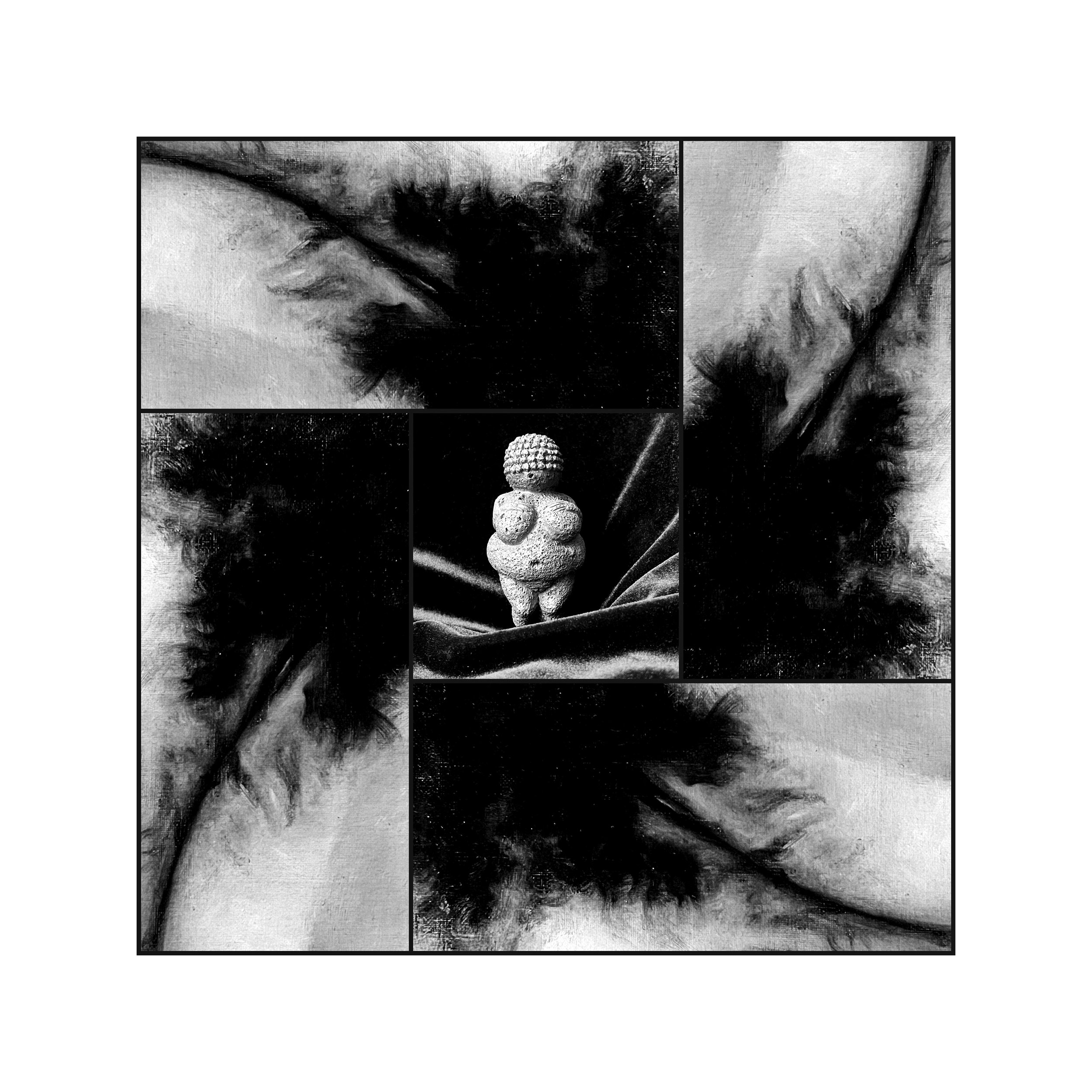 Composition artistique en noir et blanc avec quatre sections différentes, comprenant des textures et formes abstraites ainsi qu'une sculpture au centre, le tout encadré.