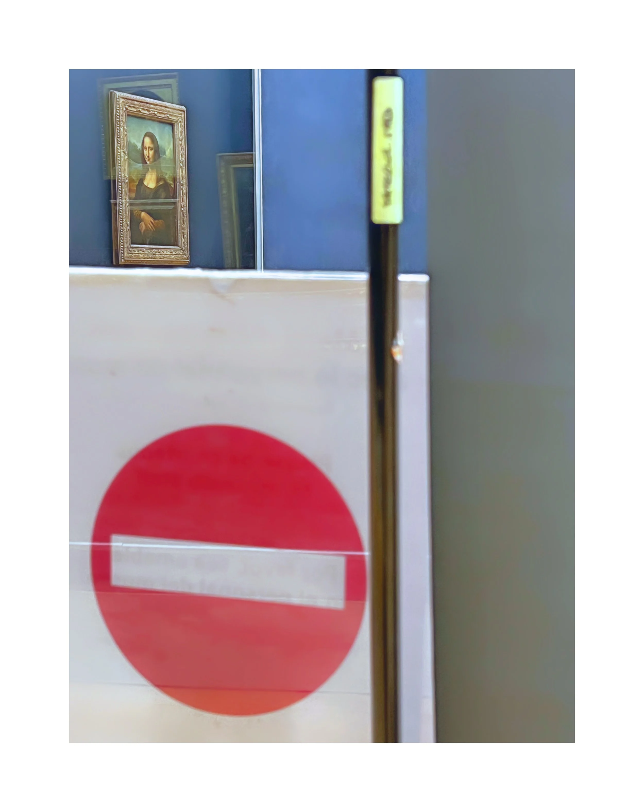 Une porte avec un panneau rouge de sens interdit, une poignée en métal, et en arrière-plan, un tableau représentant la Joconde dans un musée.